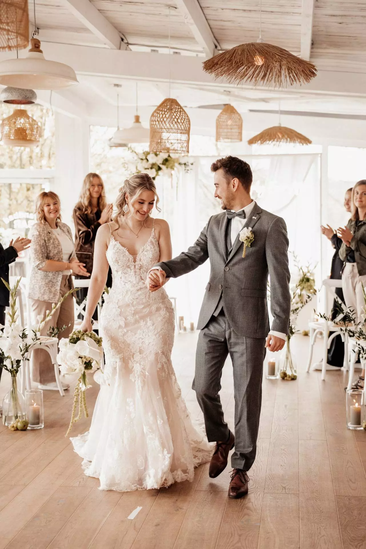 Hochzeitspaar läuft Hand in Hand.