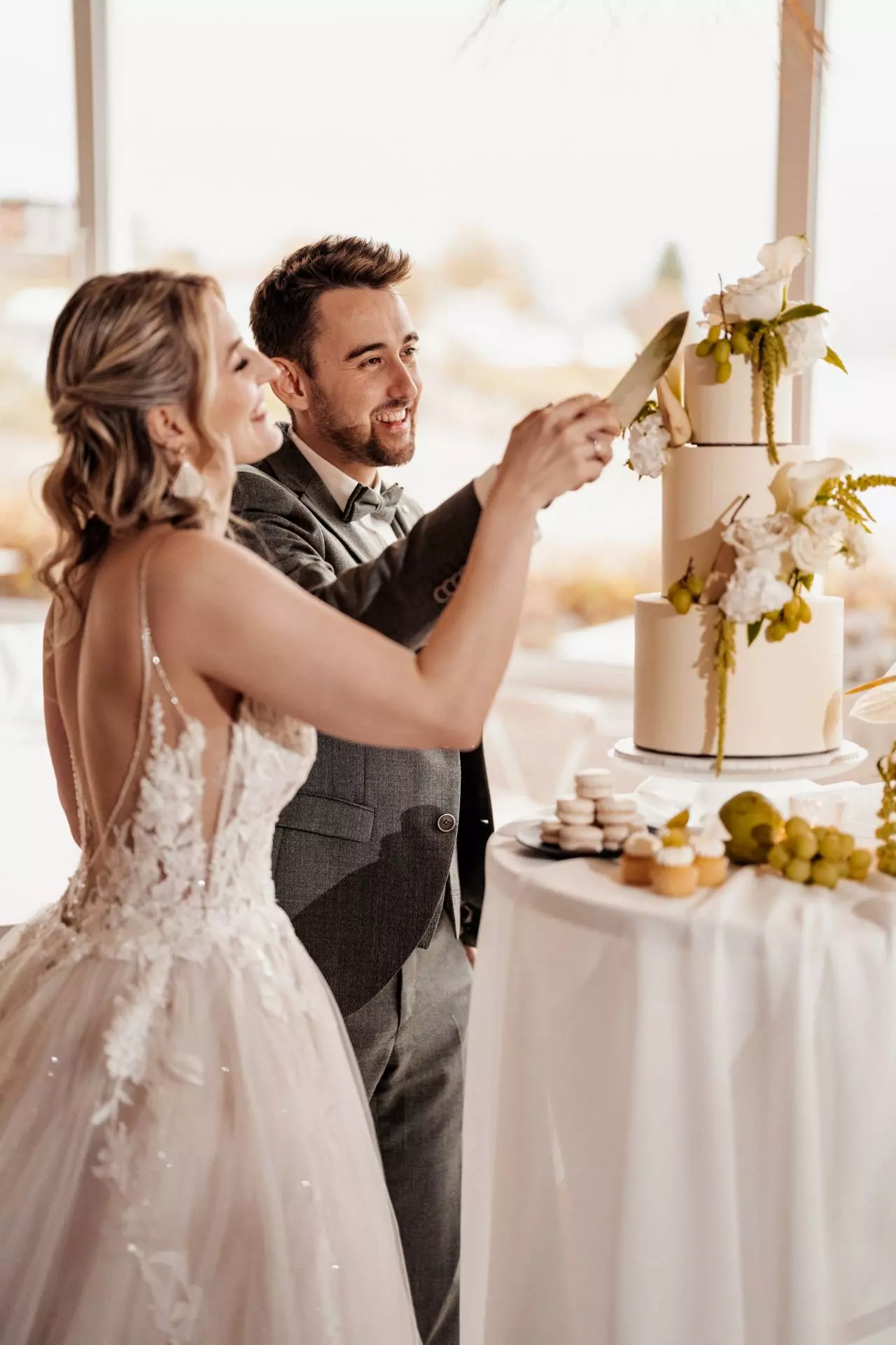 Brautpaar schneidet Hochzeitstorte an.