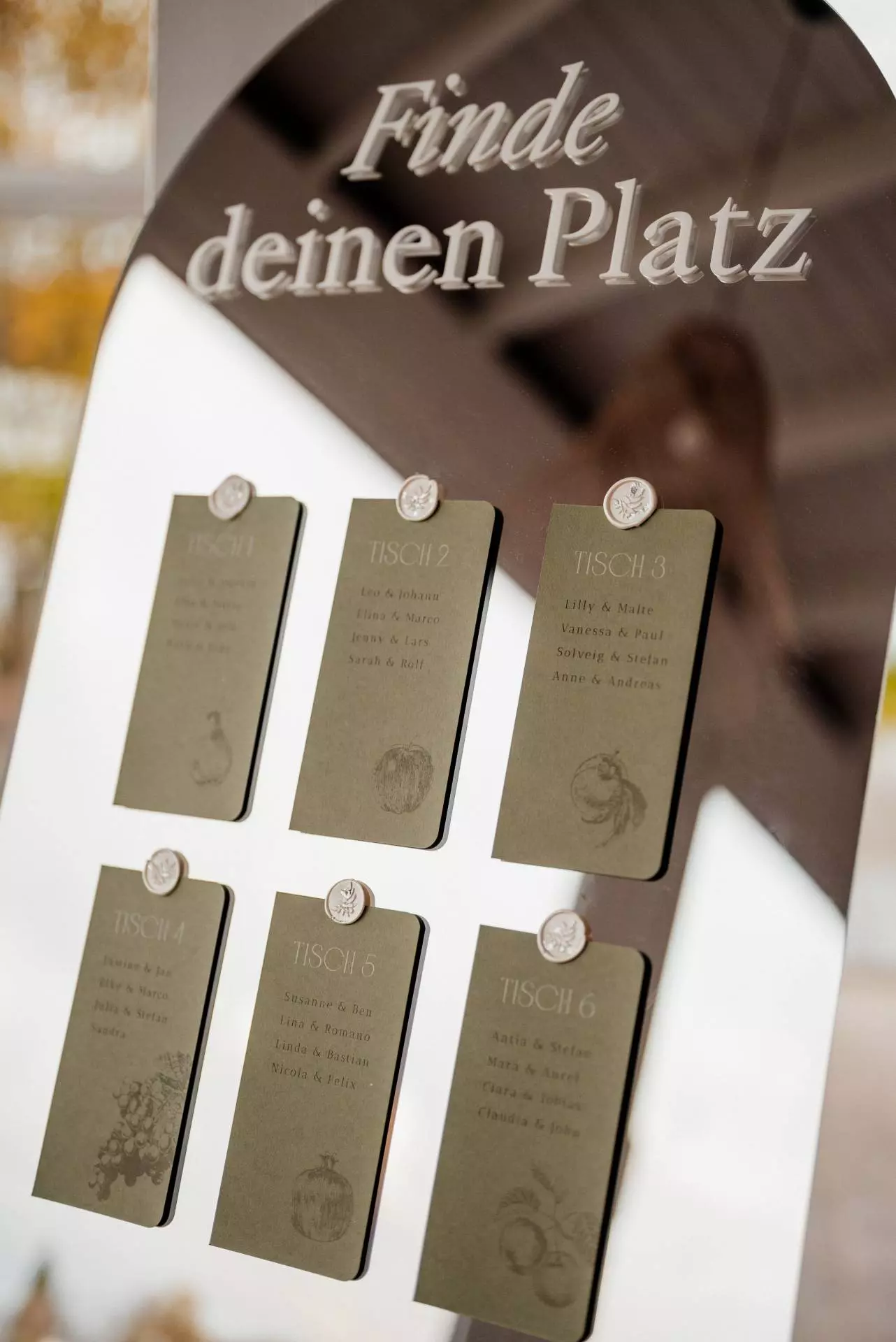 Tischkarten auf einer Veranstaltung mit Sitzordnung.