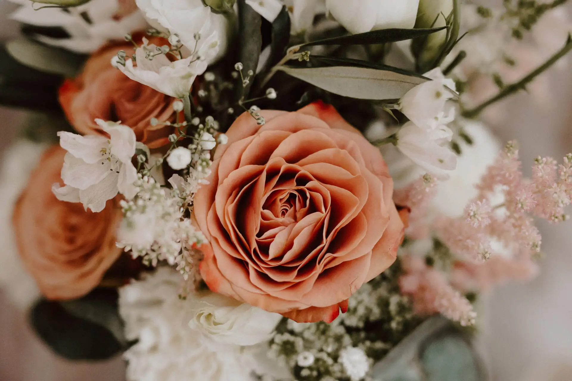 Nahaufnahme eines Rosenblütenstraußes