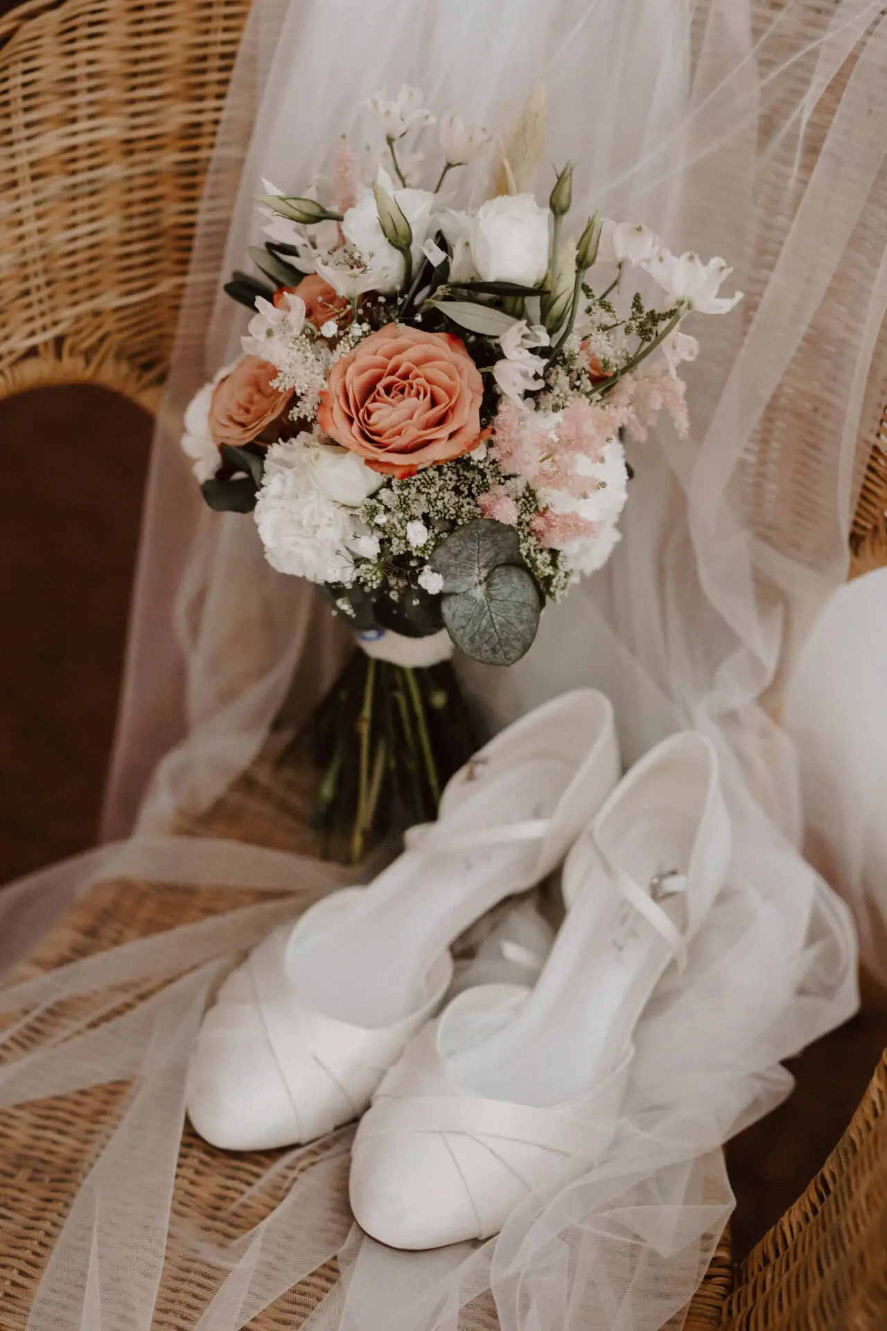 Brautstrauß und Schuhe auf einem Stuhl