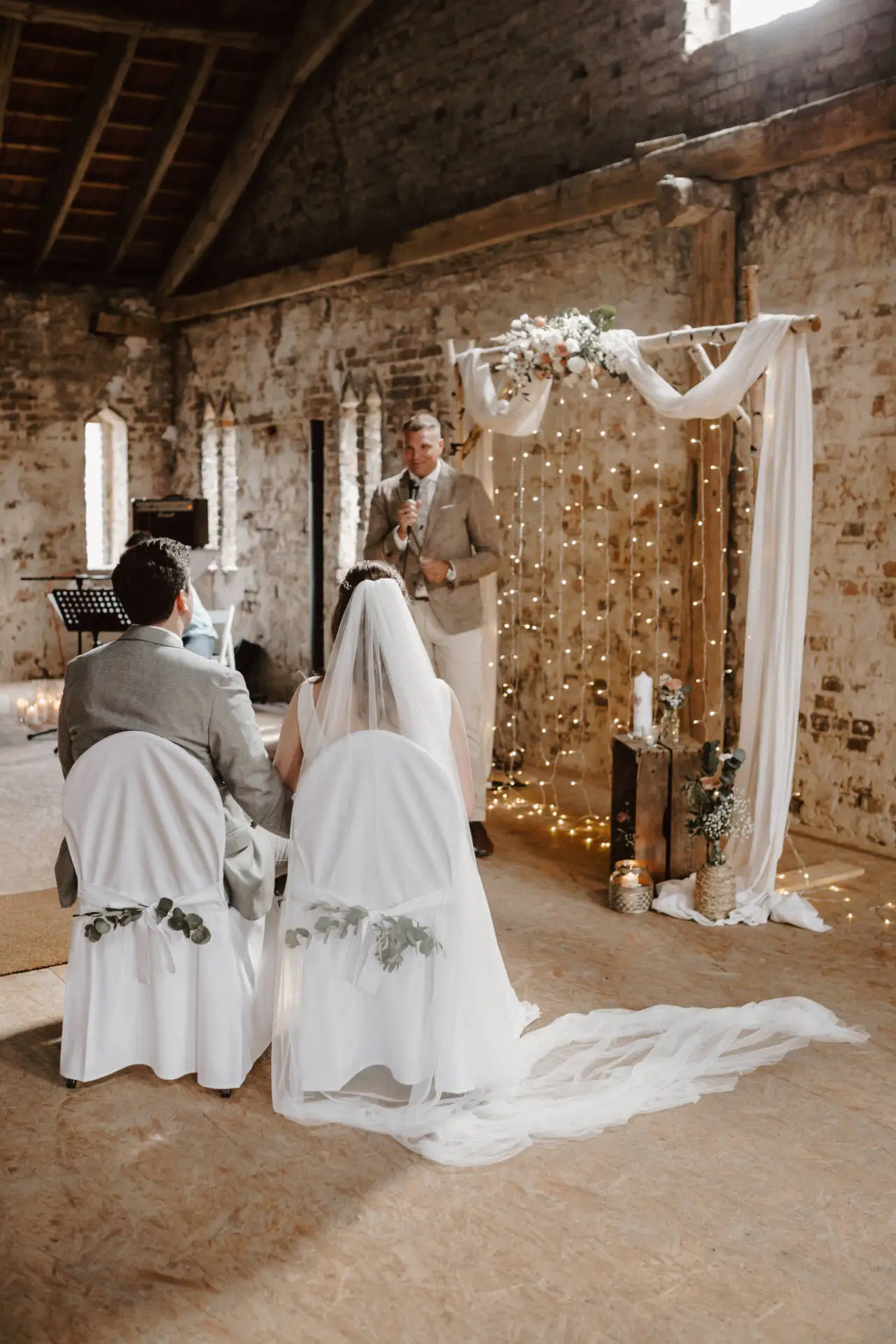 Rustikale Hochzeitszeremonie in einer Scheune