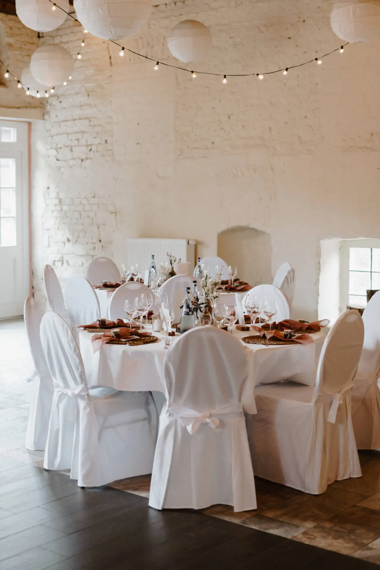 Elegantes Tischsetup für Hochzeit in rustikalem Raum