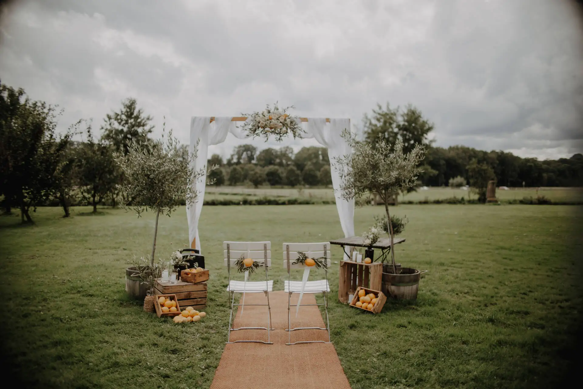 Rustikale Outdoor-Hochzeitsdekoration mit Stühlen und Blumen.