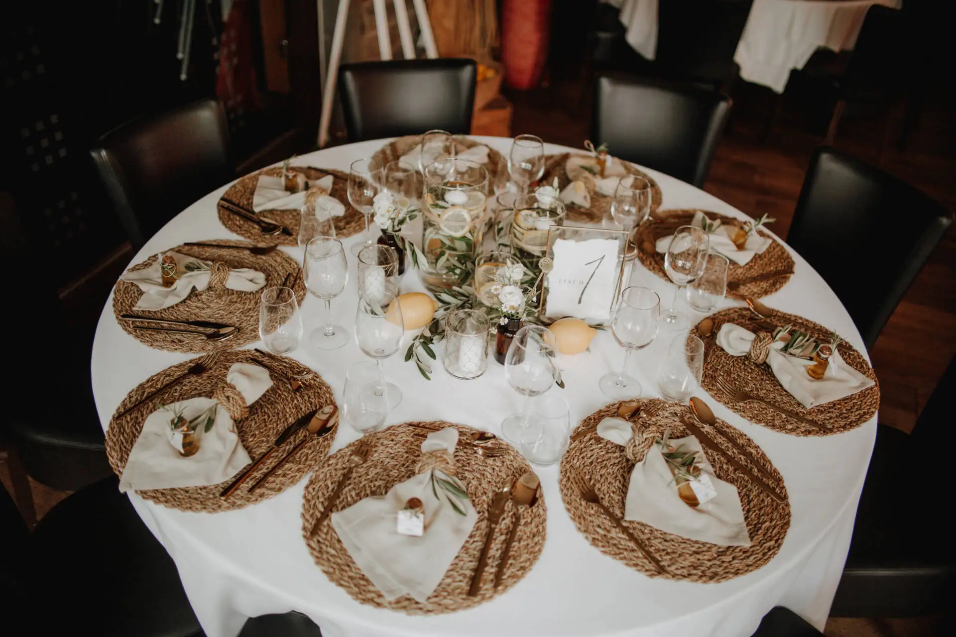 Eleganter, gedeckter Tisch mit Dekoration und Gedecken.