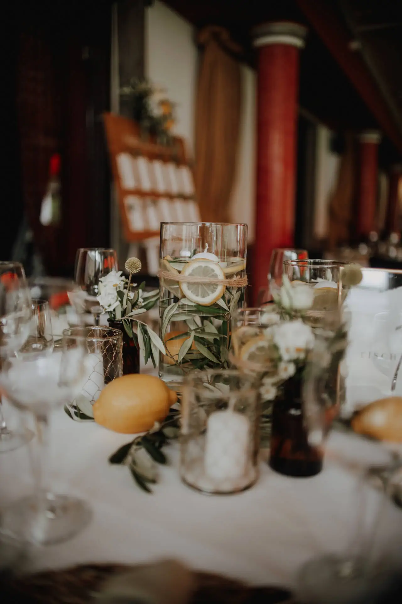 Hochzeitsdekoration mit Zitronen und Kerzen.