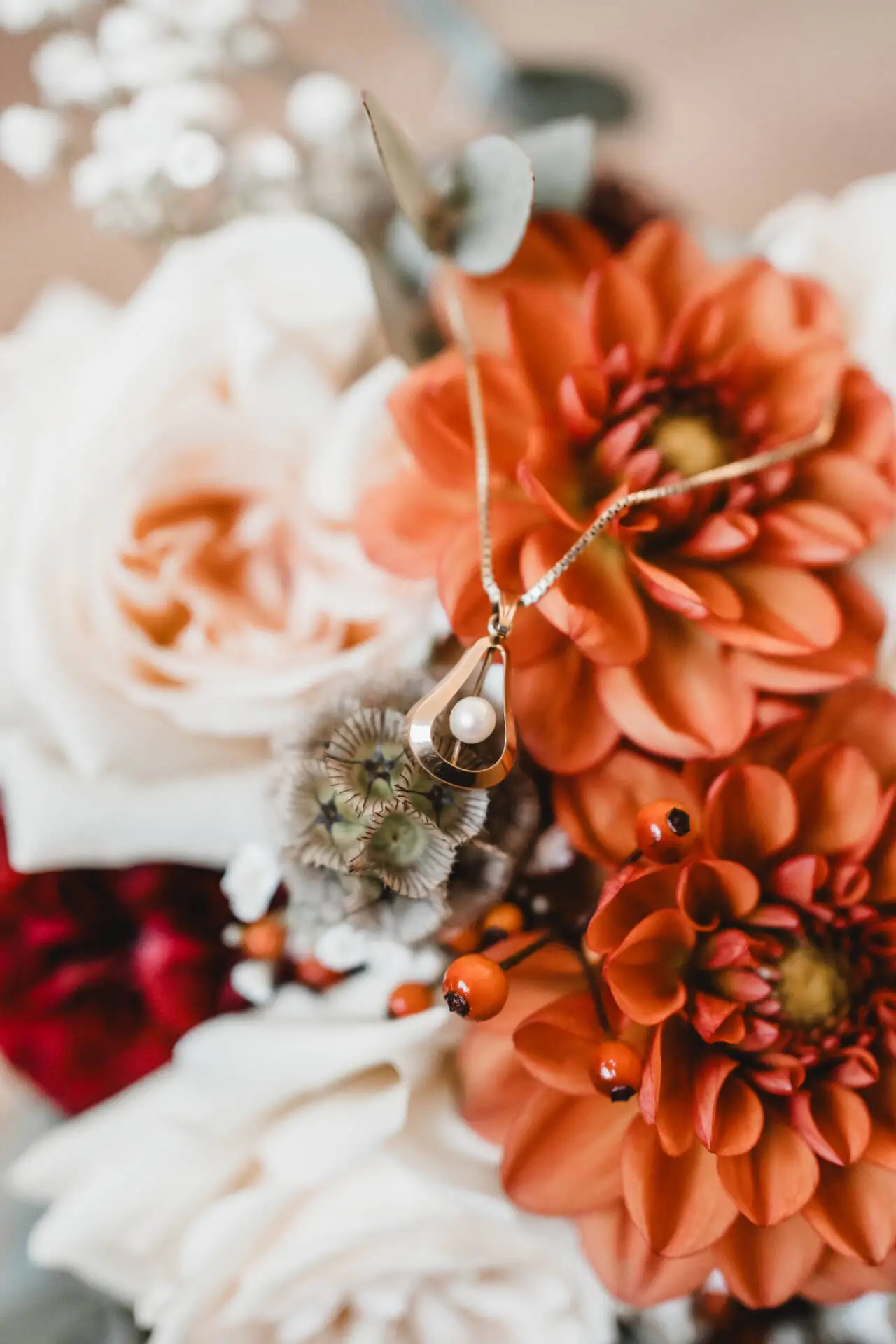 Blumenstrauß mit Anhänger und Perle