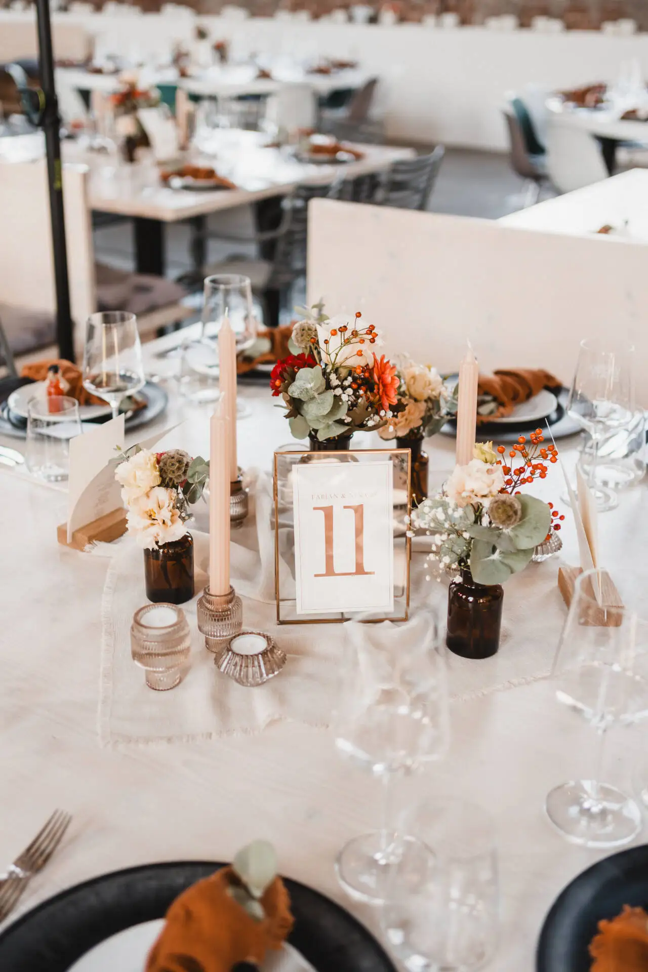 Elegante Tischdekoration mit Blumen und Kerzen.