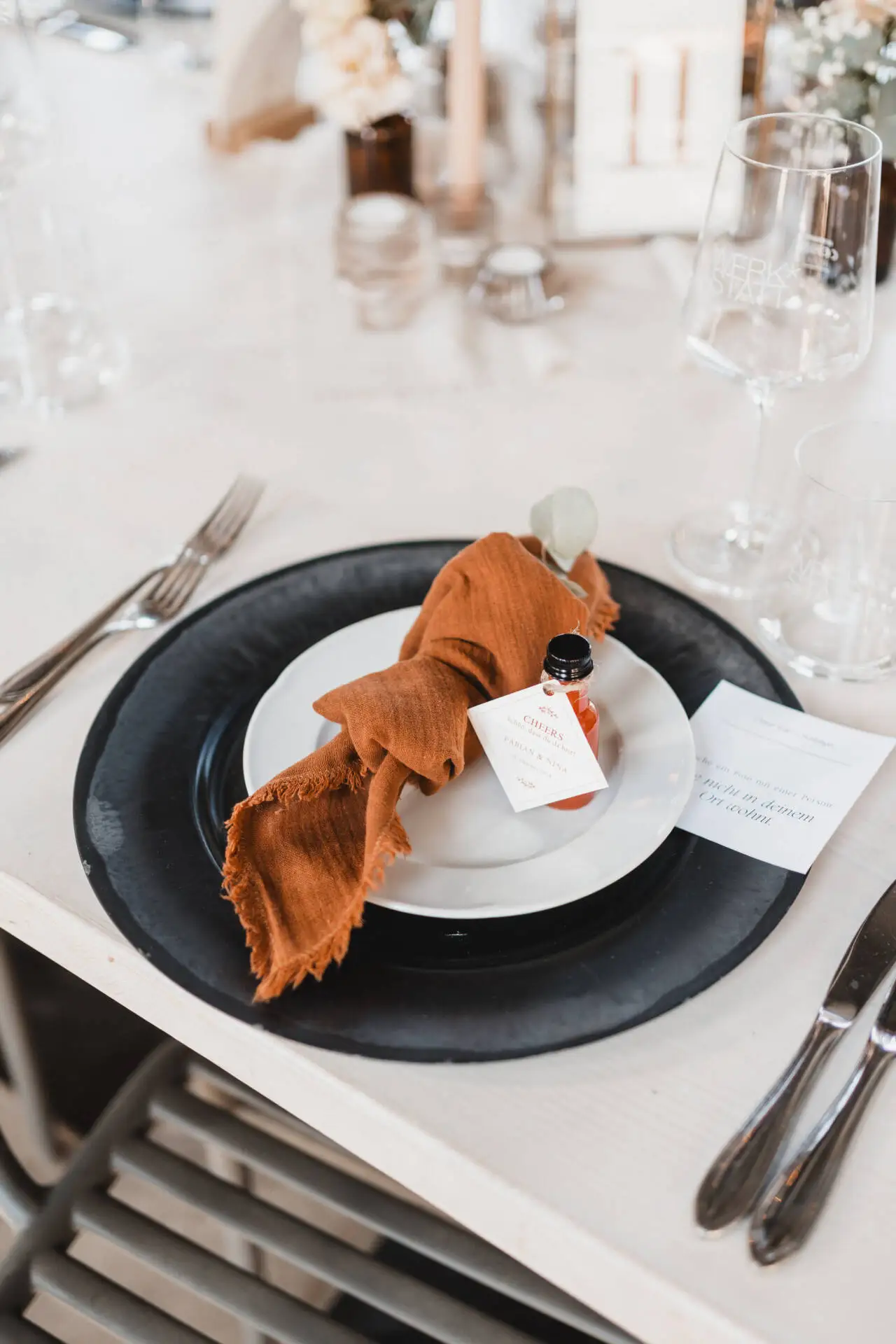 Elegant gedeckter Tisch mit Serviette und Besteck