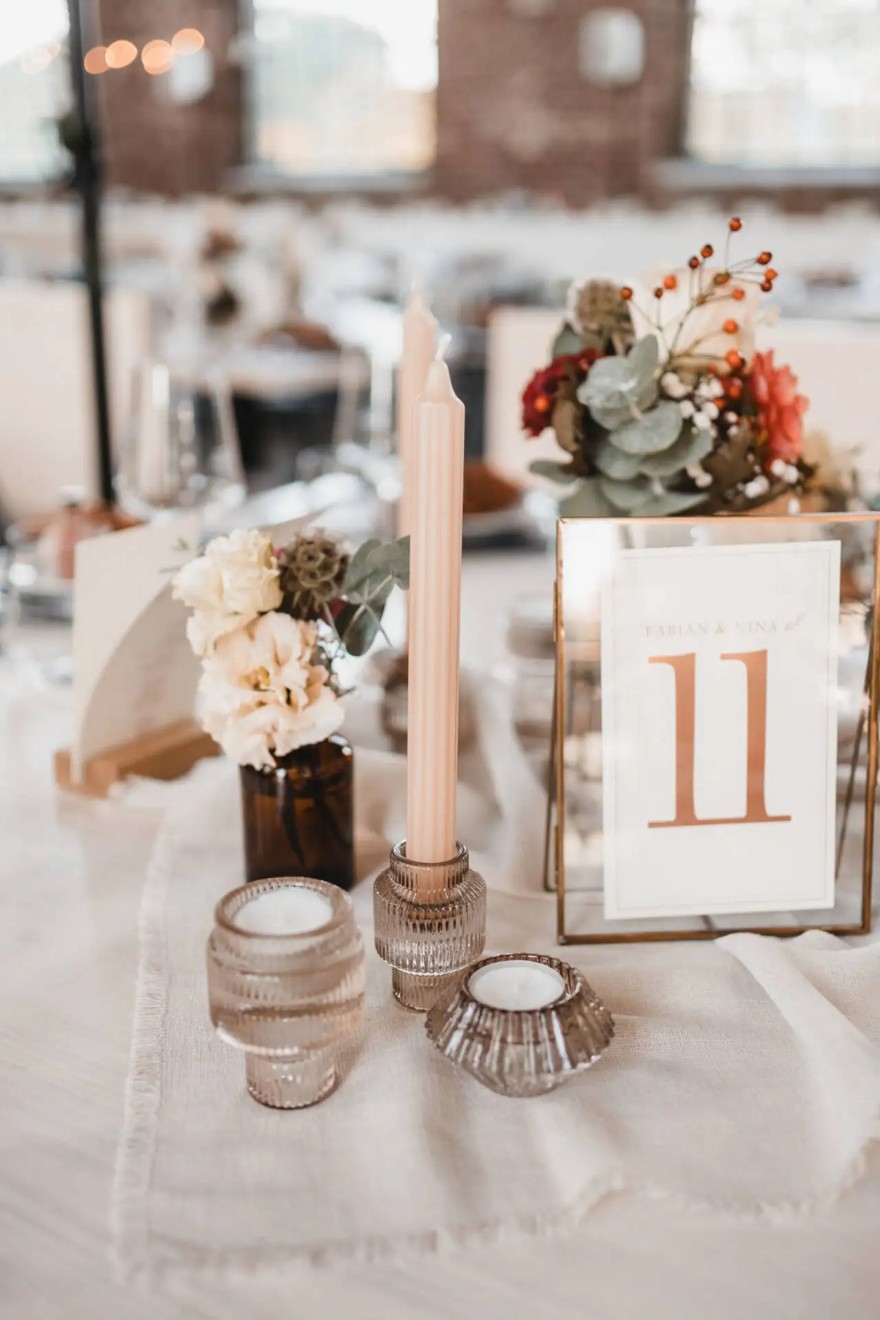 Elegante Tischdekoration mit Blumen und Kerzen.