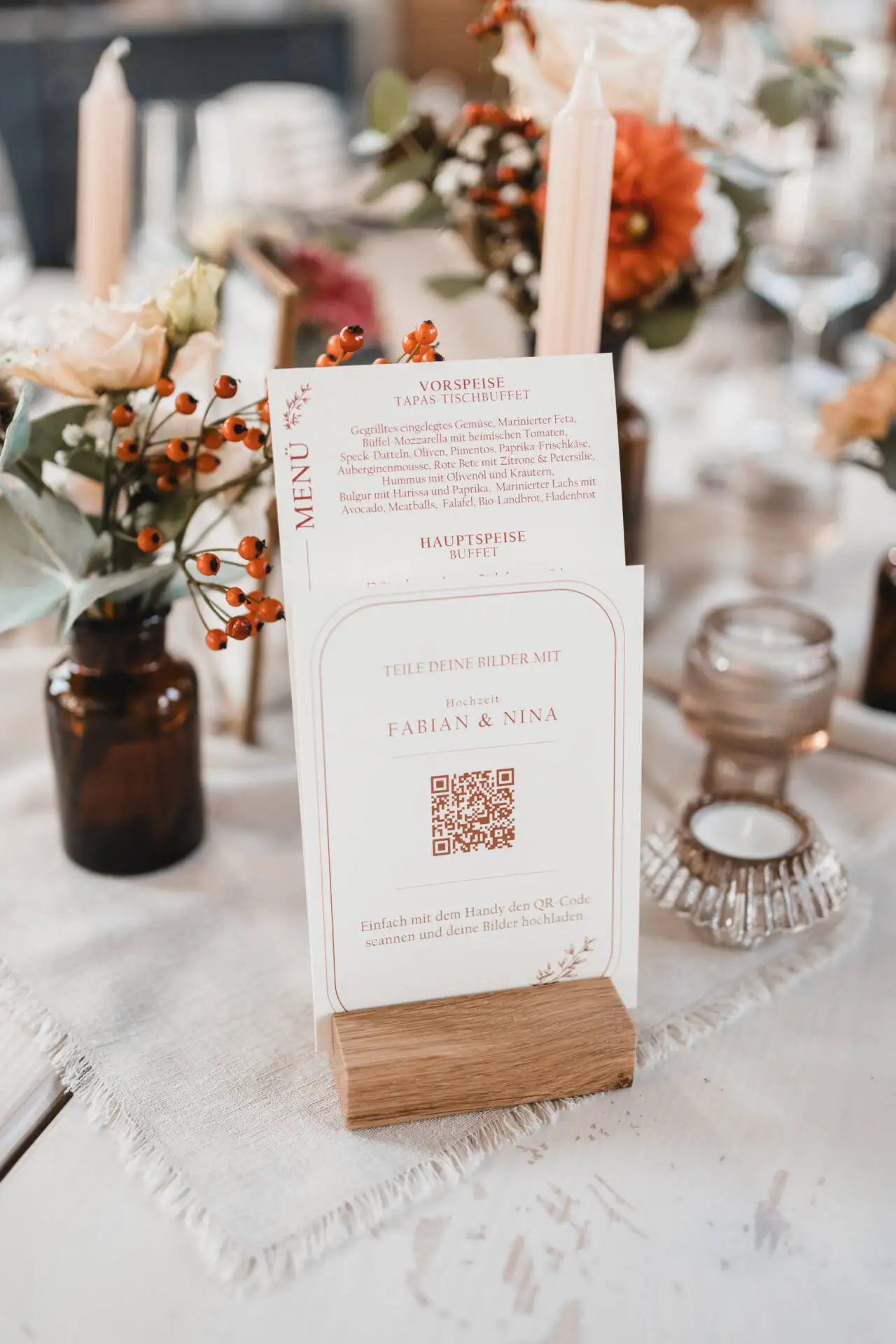 Hochzeitsmenü und Dekoration auf Tisch