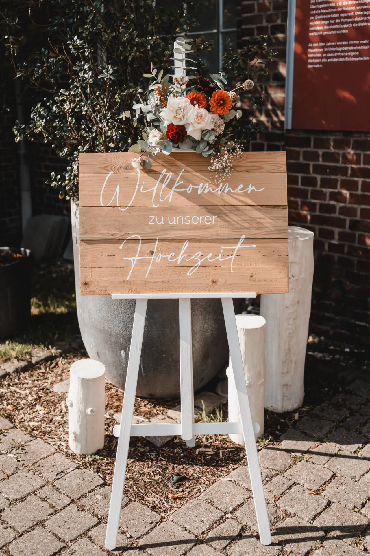 Willkommensschild Hochzeit mit Blumen dekoriert