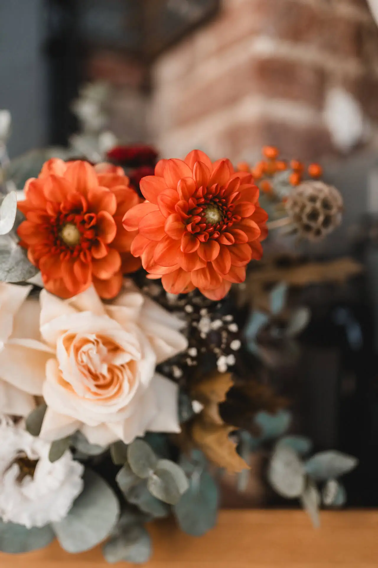 Rote und weiße Blüten in Vase