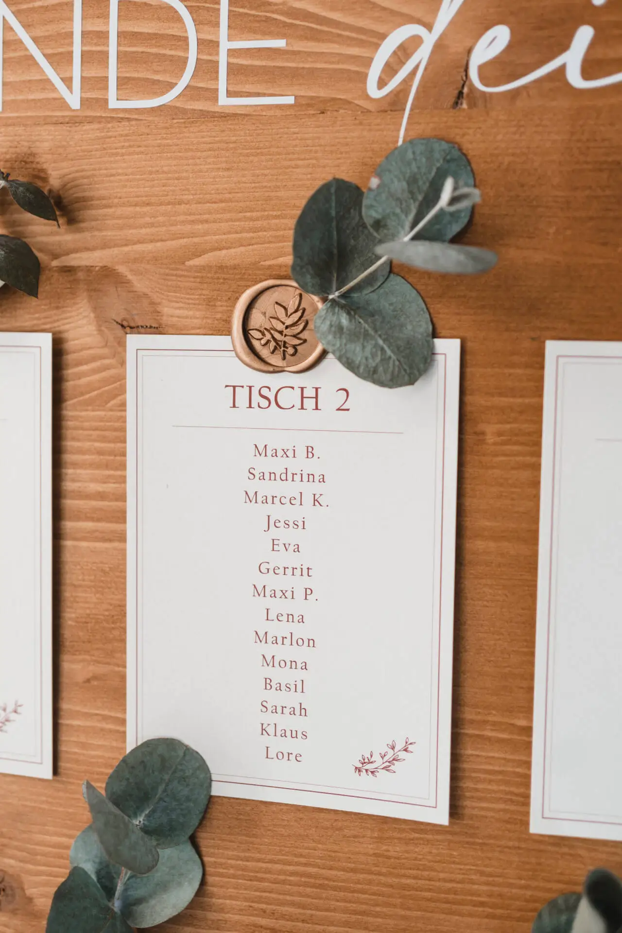 Tischkarte mit Namen auf Holzuntergrund