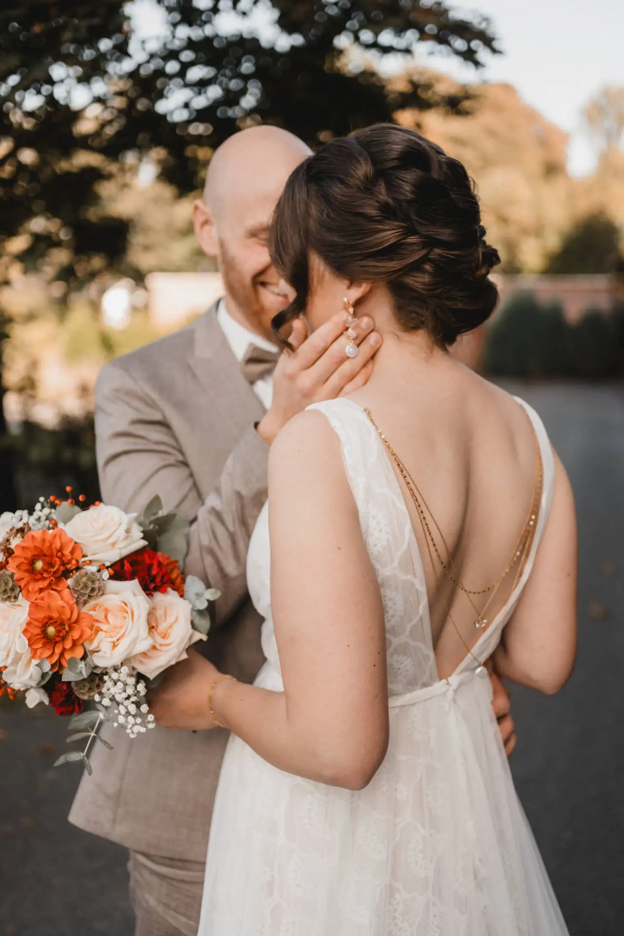 Brautpaar mit Blumenstrauß lächelnd