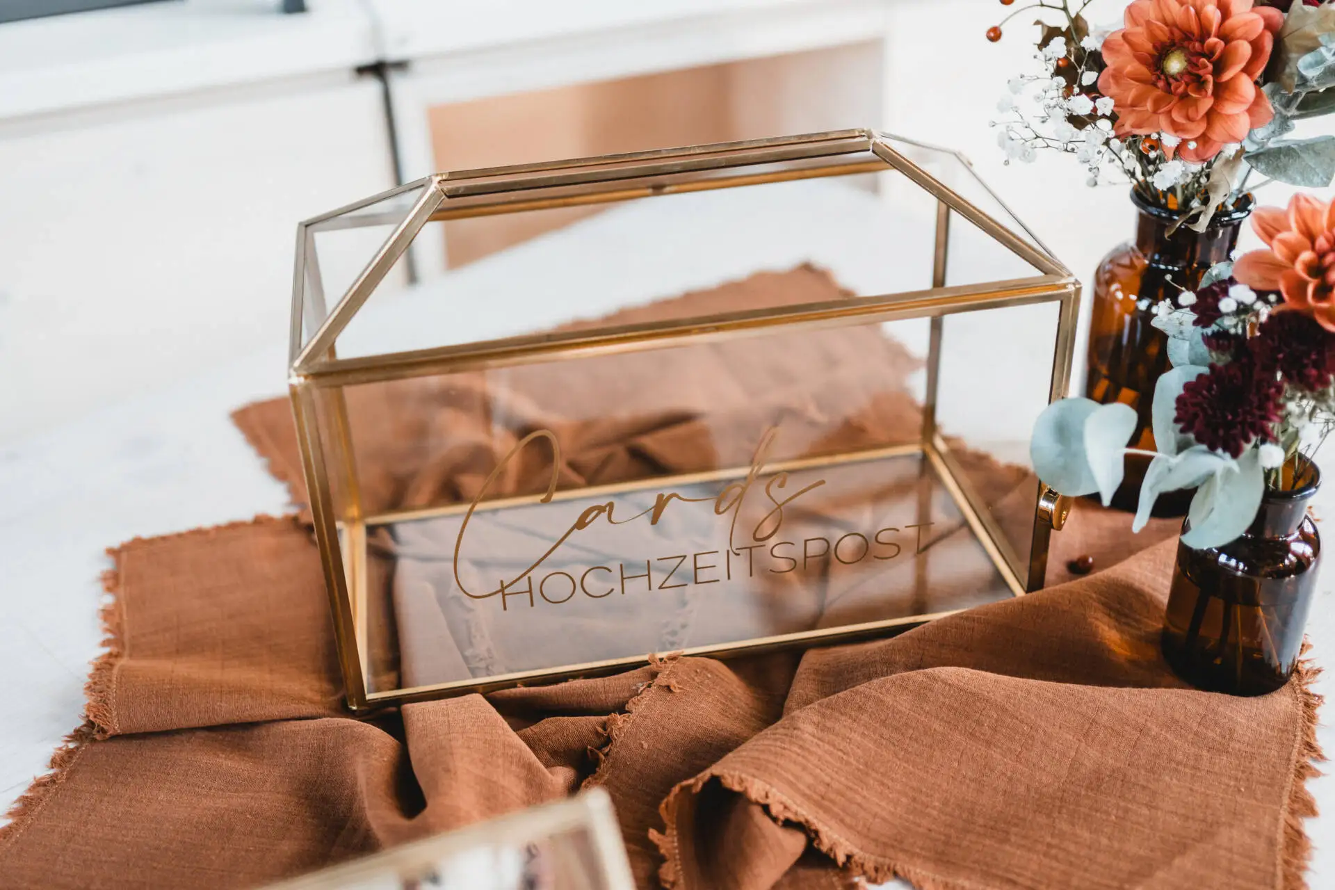 Goldene Box für Hochzeitskarten auf Tisch