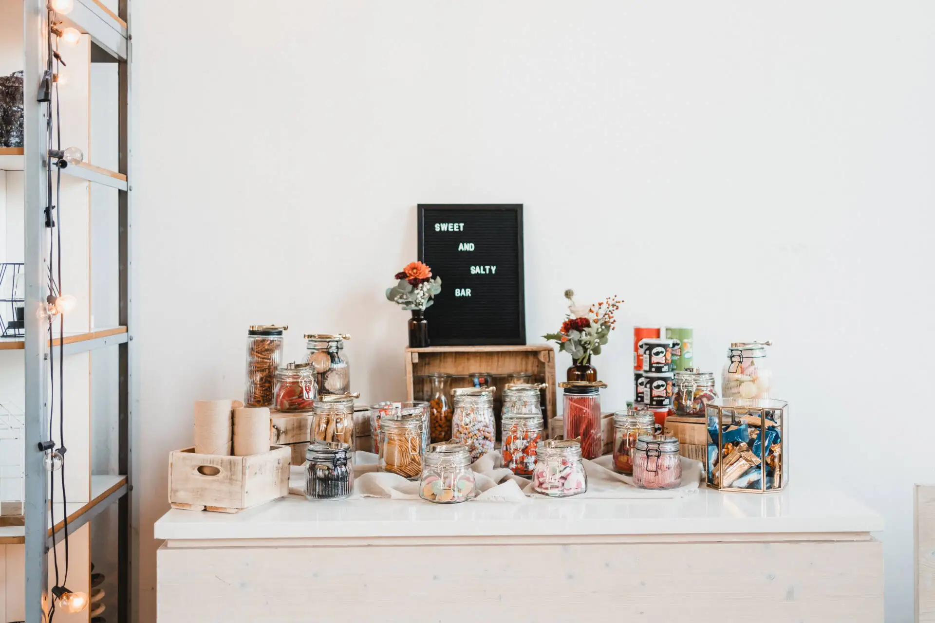 Süßigkeitenbar mit Gläsern auf Tisch