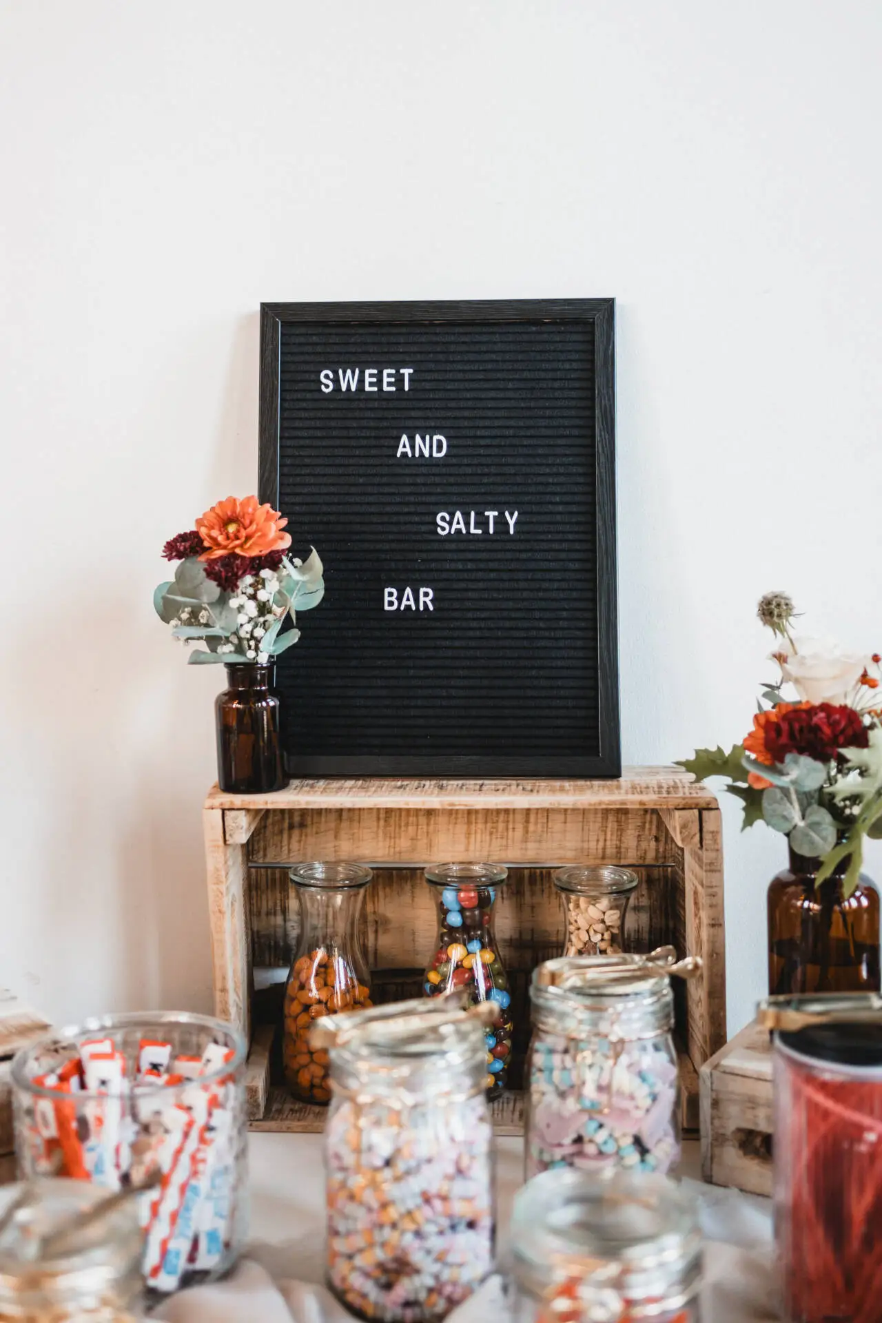 Tafel mit "Sweet and Salty Bar" und Süßigkeiten.