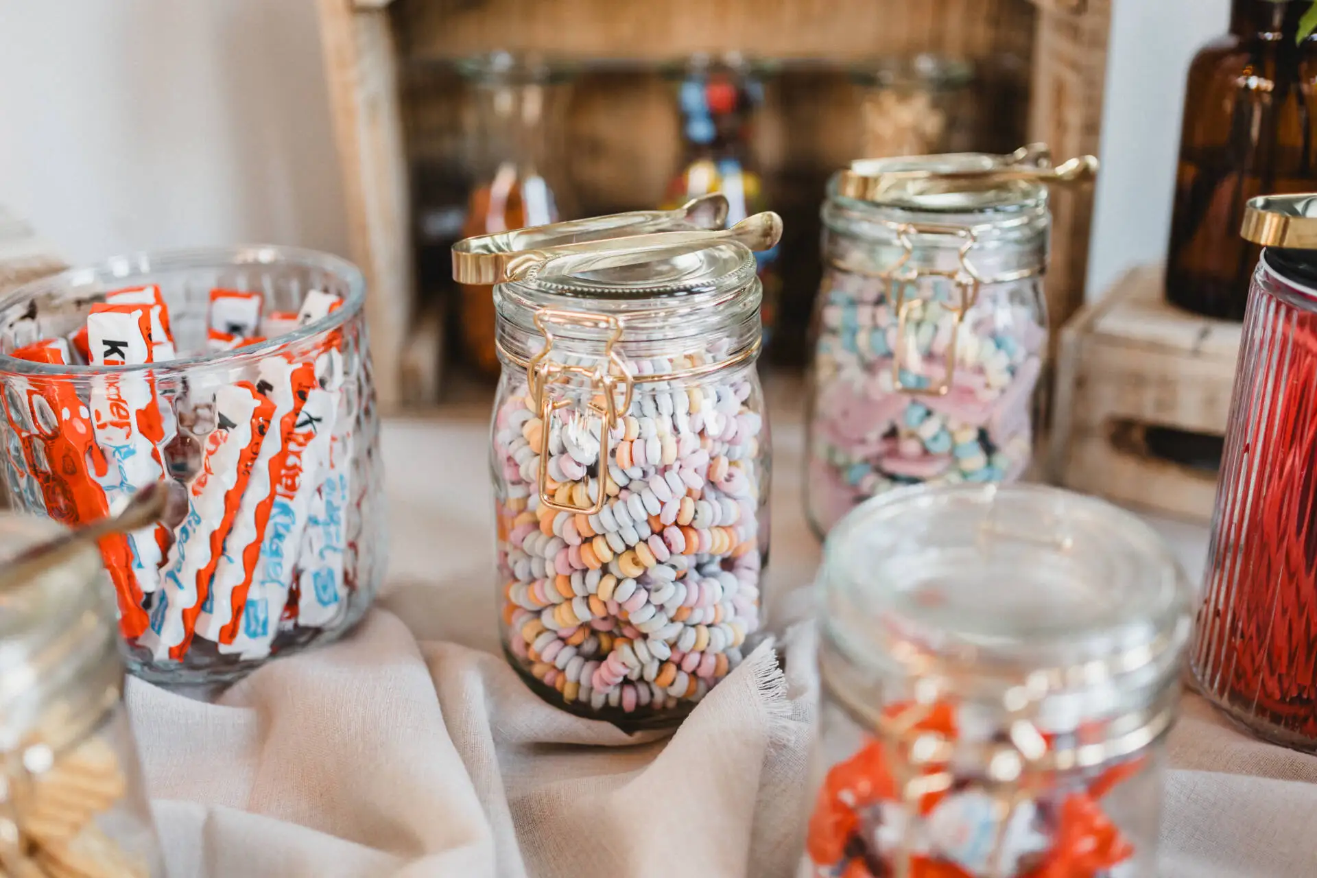 Verschiedene Süßigkeiten in Gläsern auf einem Tisch