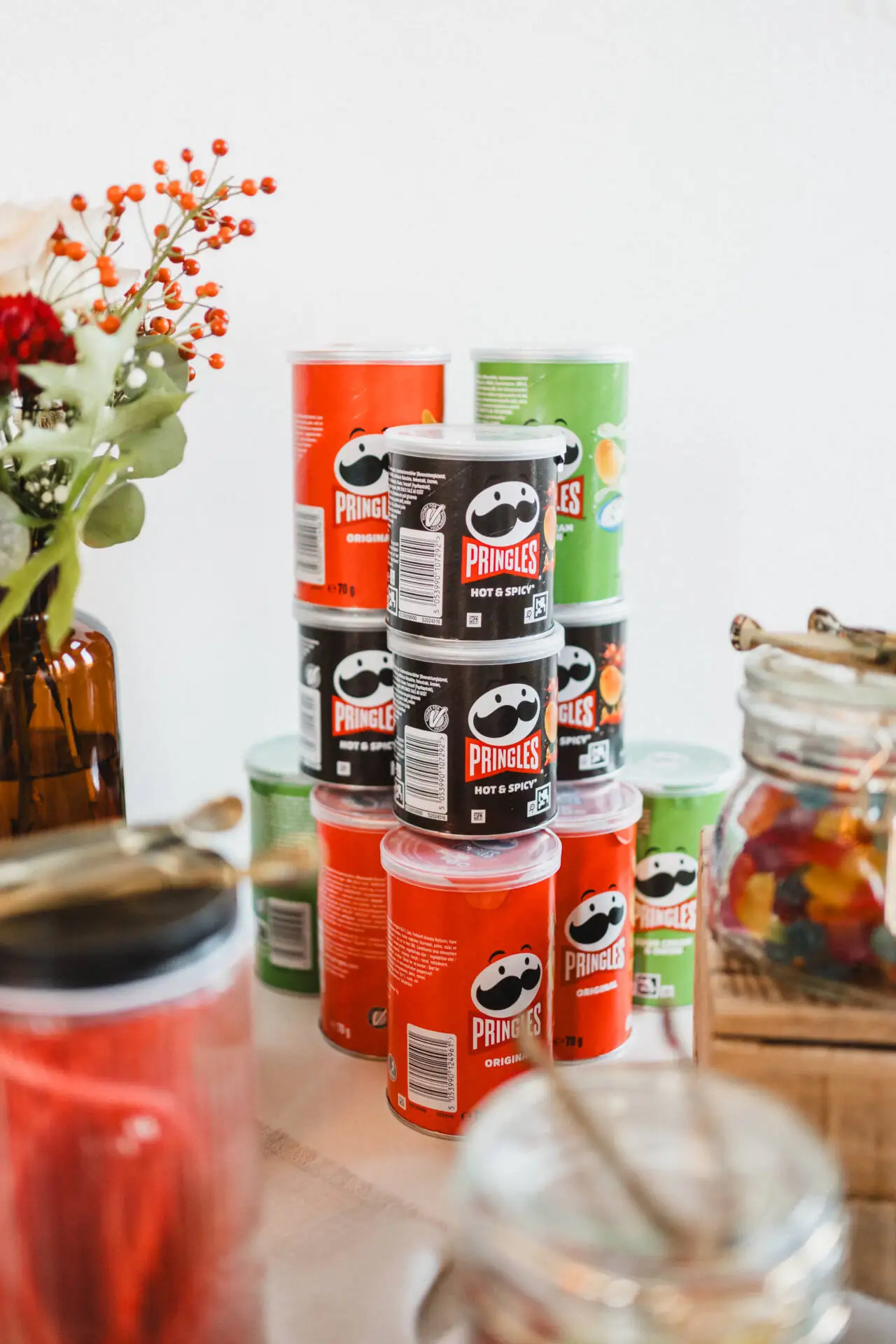 Gestapelte Chipsdosen auf einem Tisch