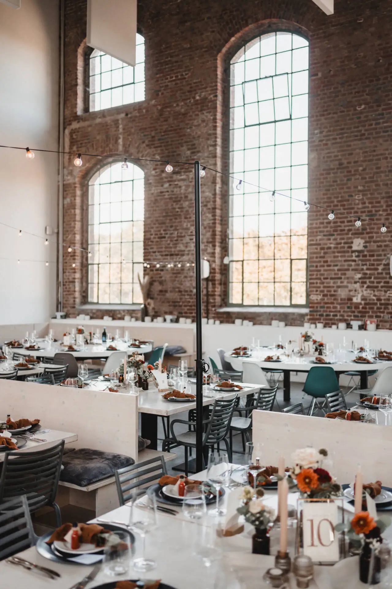 Industrieller Speisesaal mit gedeckten Tischen