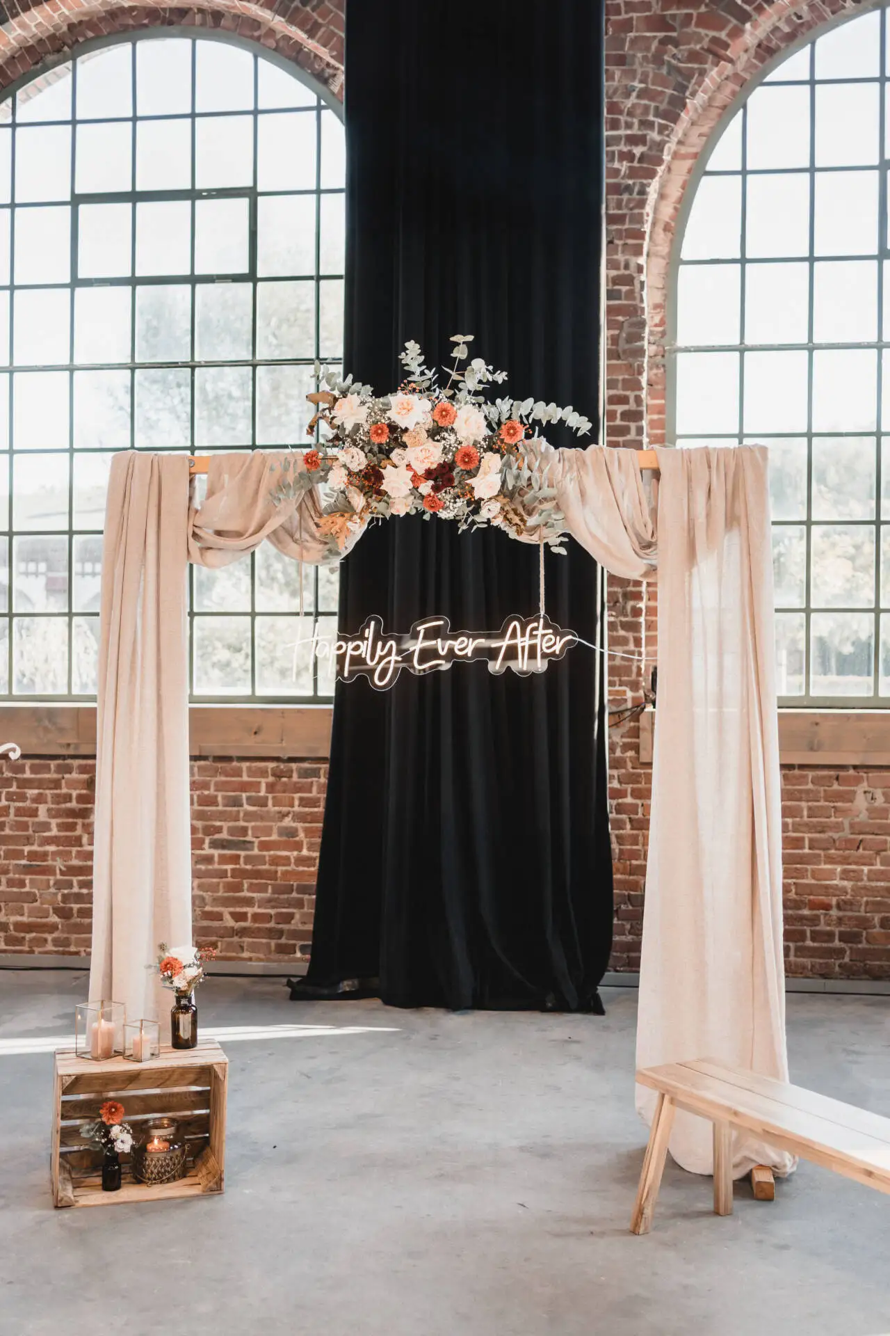 Rustikale Hochzeitsdekoration mit Blumen und Vorhängen.