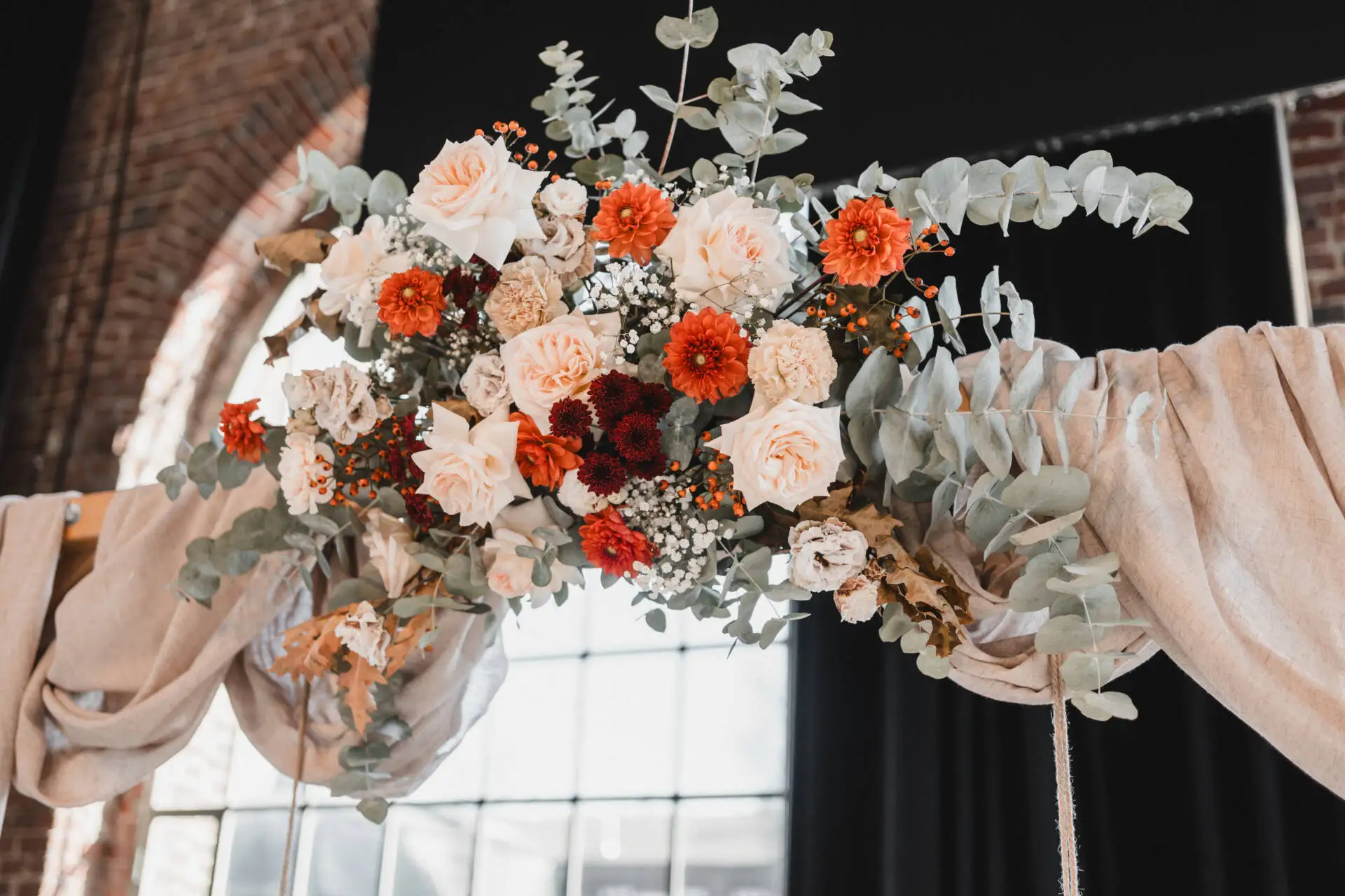 Blumenarrangement mit Rosen und grüner Eukalyptus