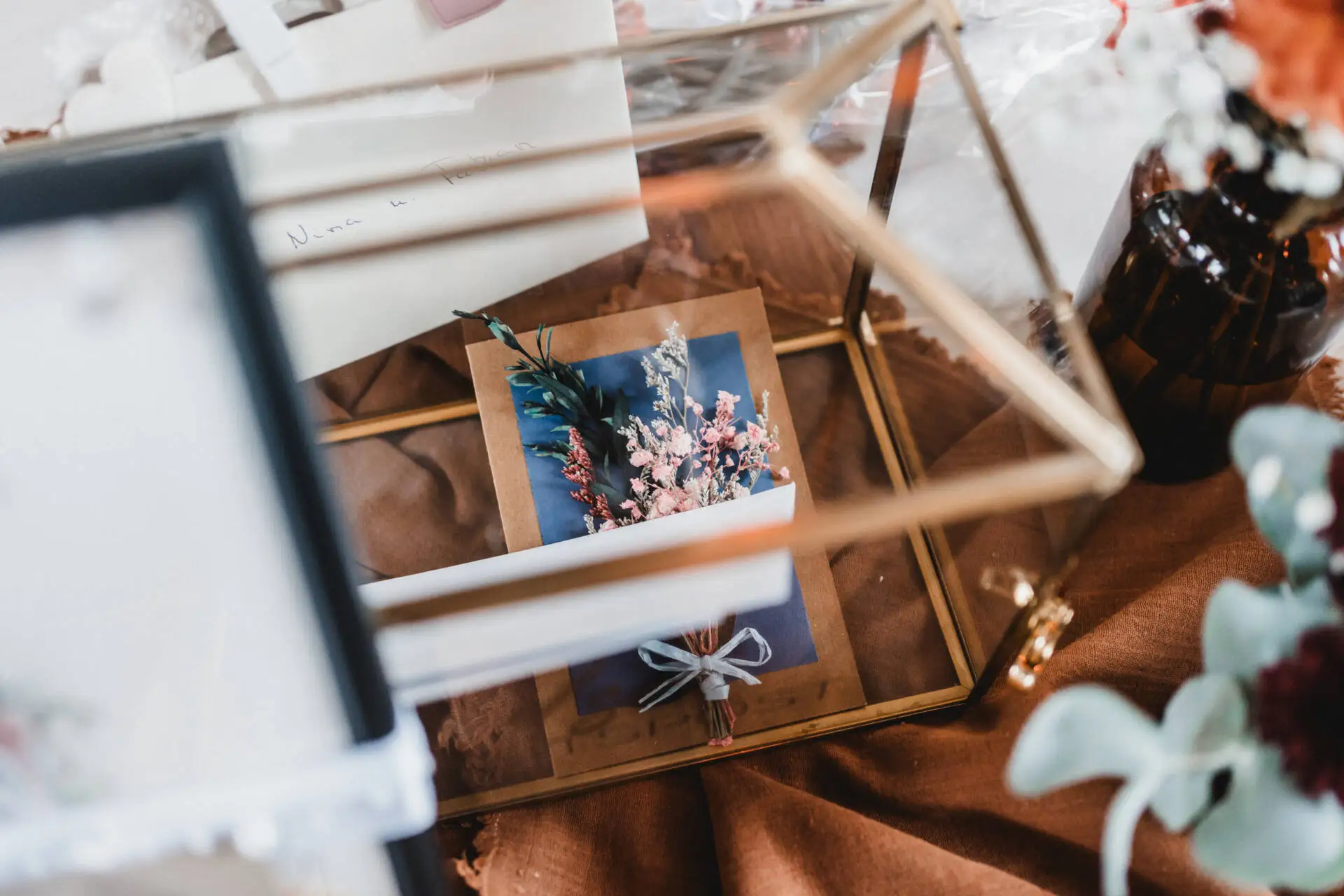 Dekorative Karte mit Blumen in einem Glaskasten