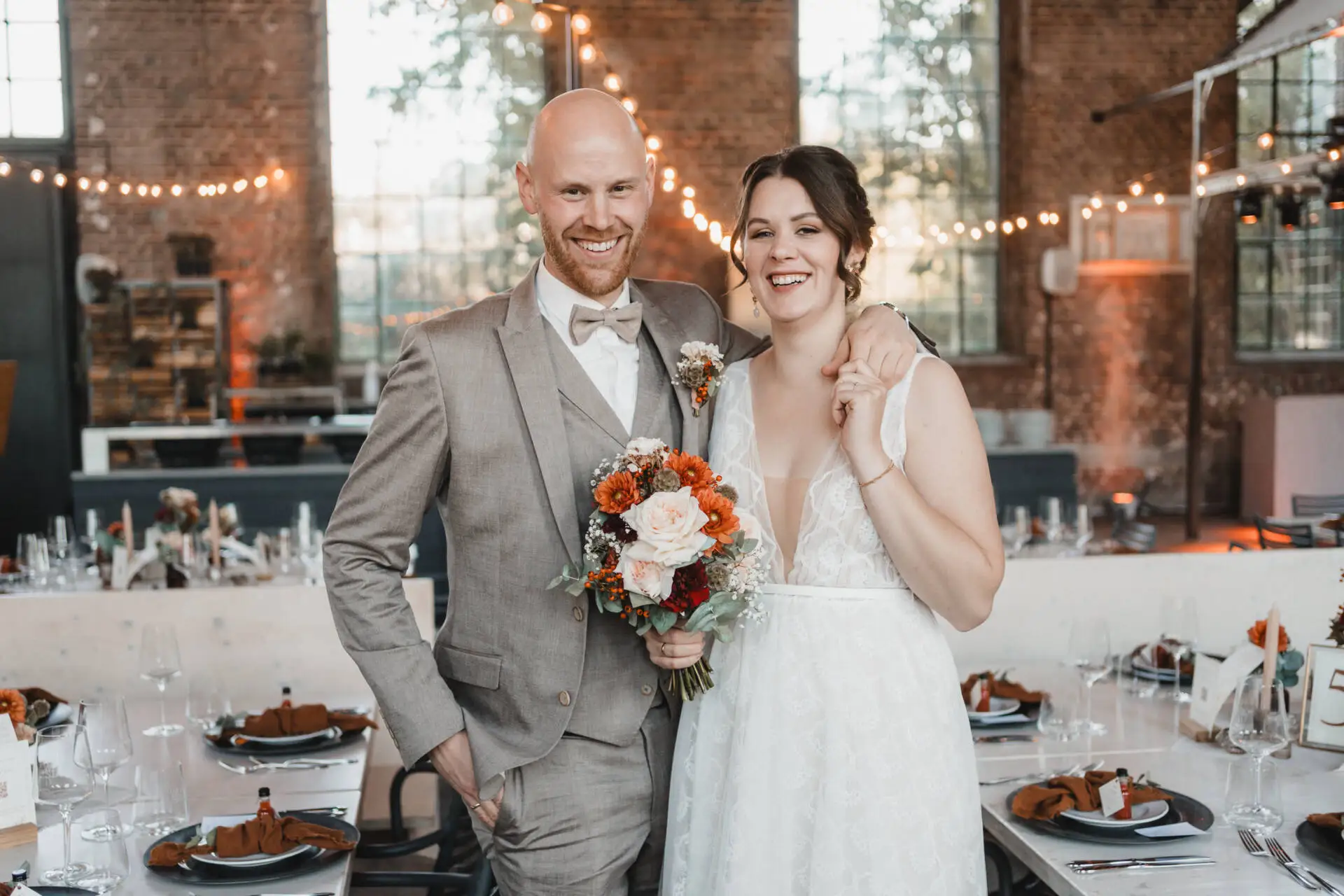 Brautpaar lächelnd in festlich dekoriertem Raum