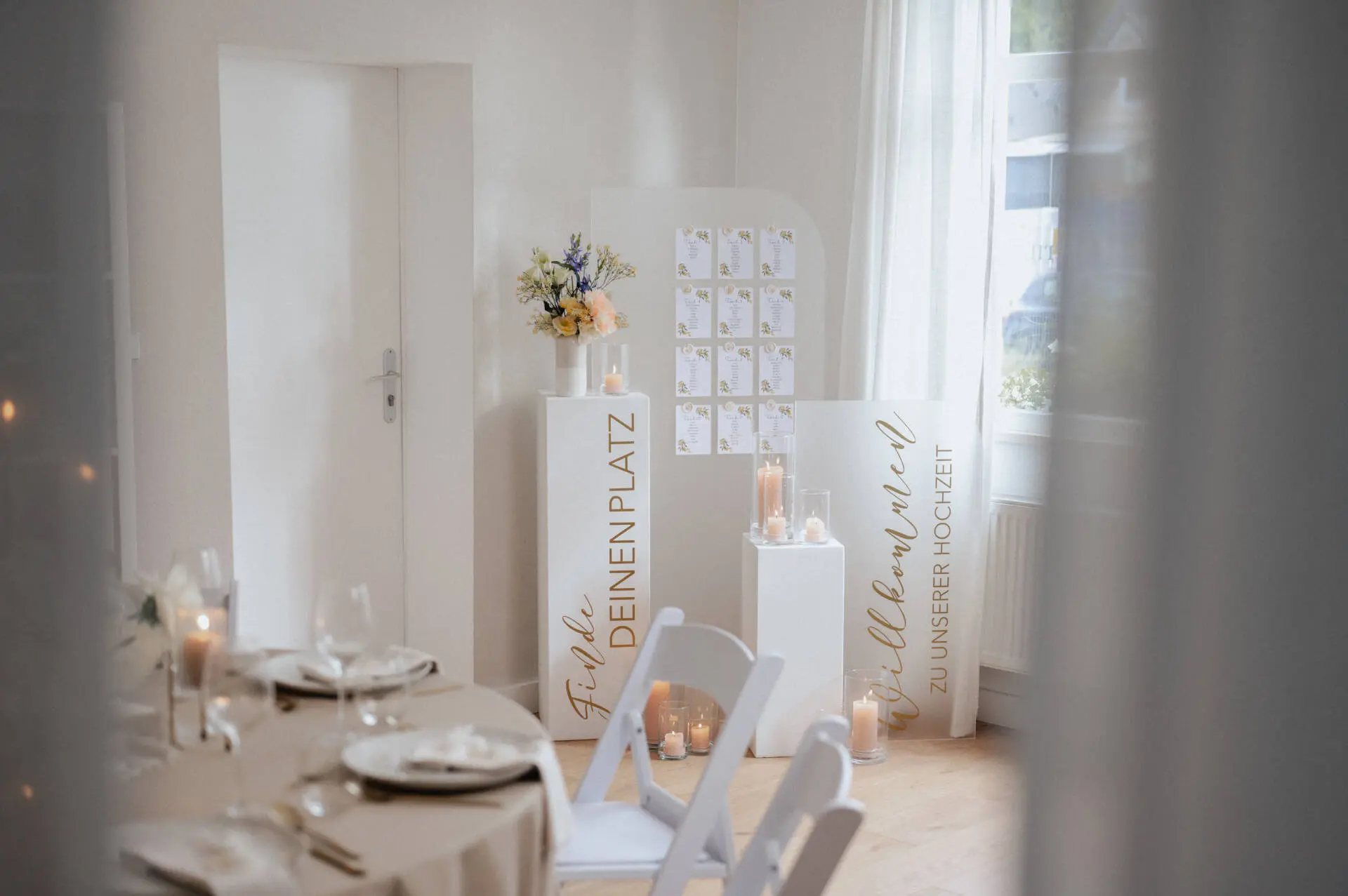 Hochzeitstisch mit Tischkarten und Kerzen