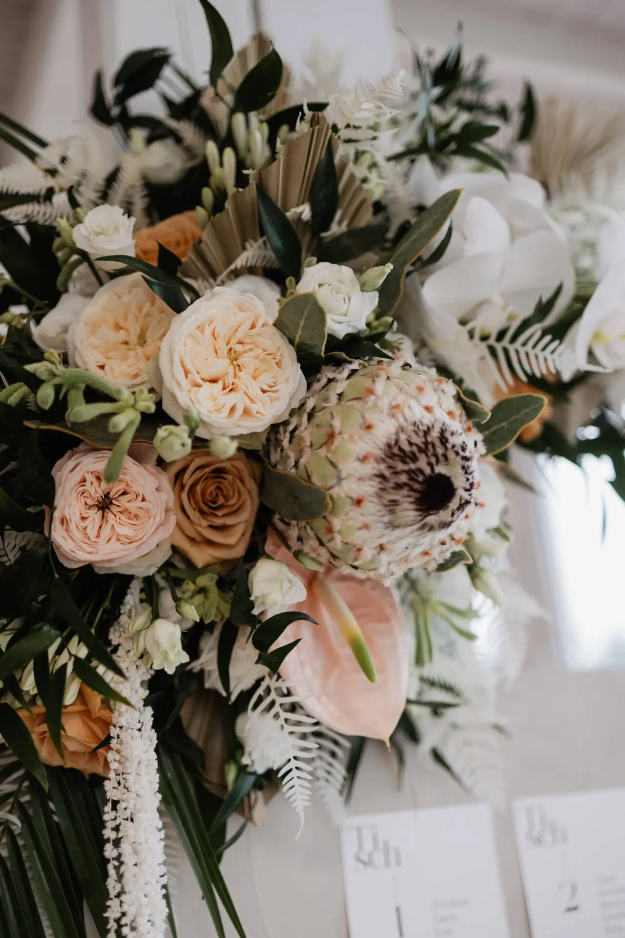 Bunter Blumenstrauß mit Rosen und Protea