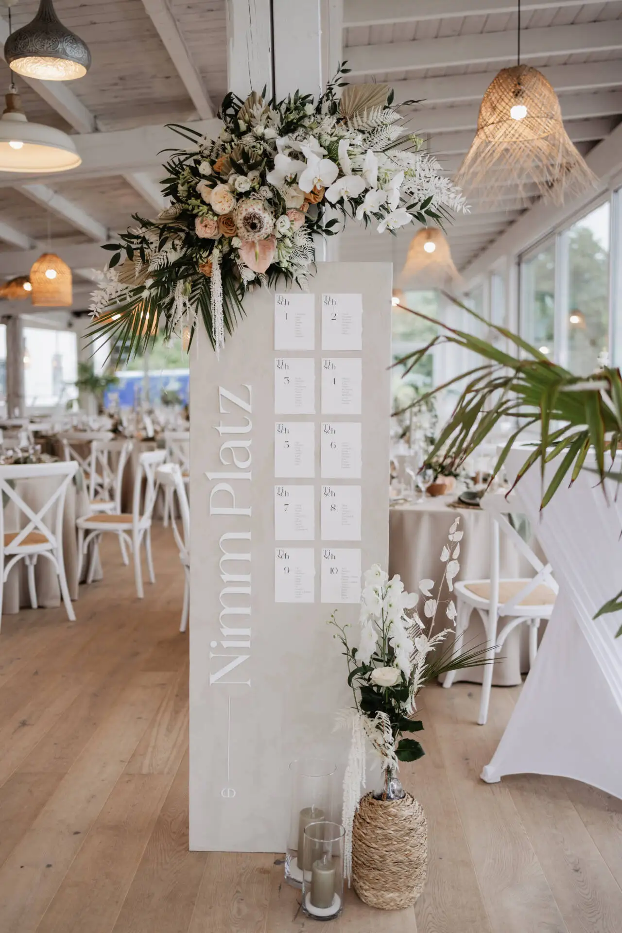 Hochzeit Sitzplan mit Blumenarrangement im Saal