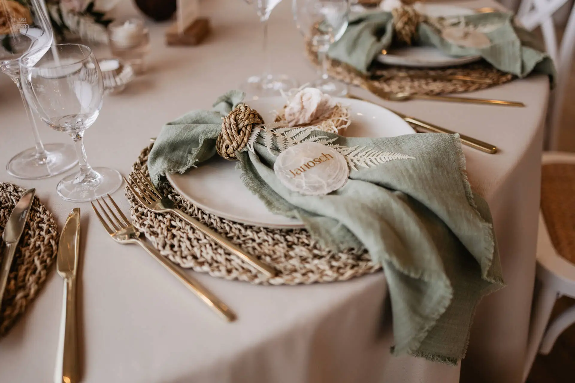 Elegant gedeckter Tisch mit Besteck und Serviette