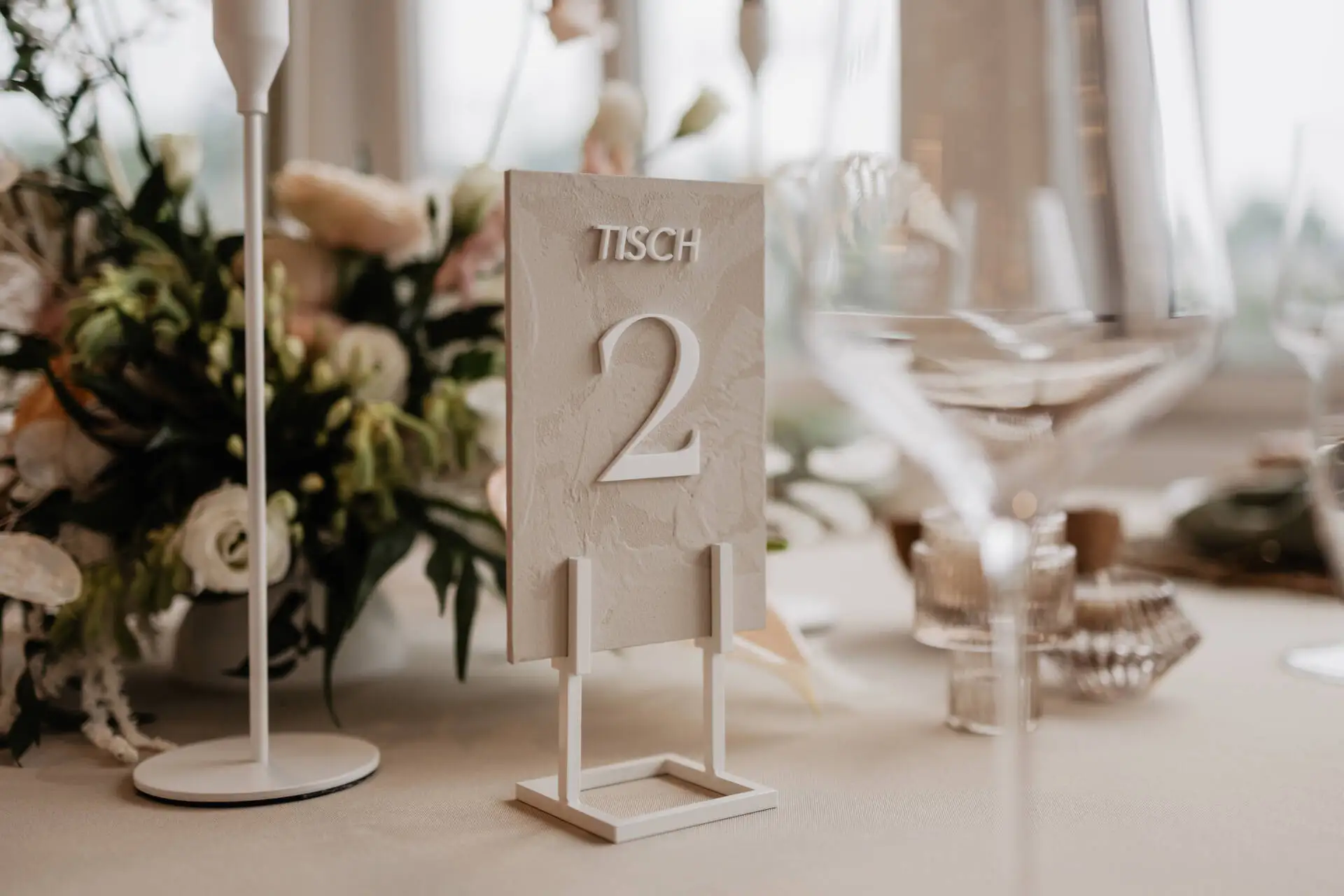 Tischnummer zwei bei festlicher Hochzeitstafel.