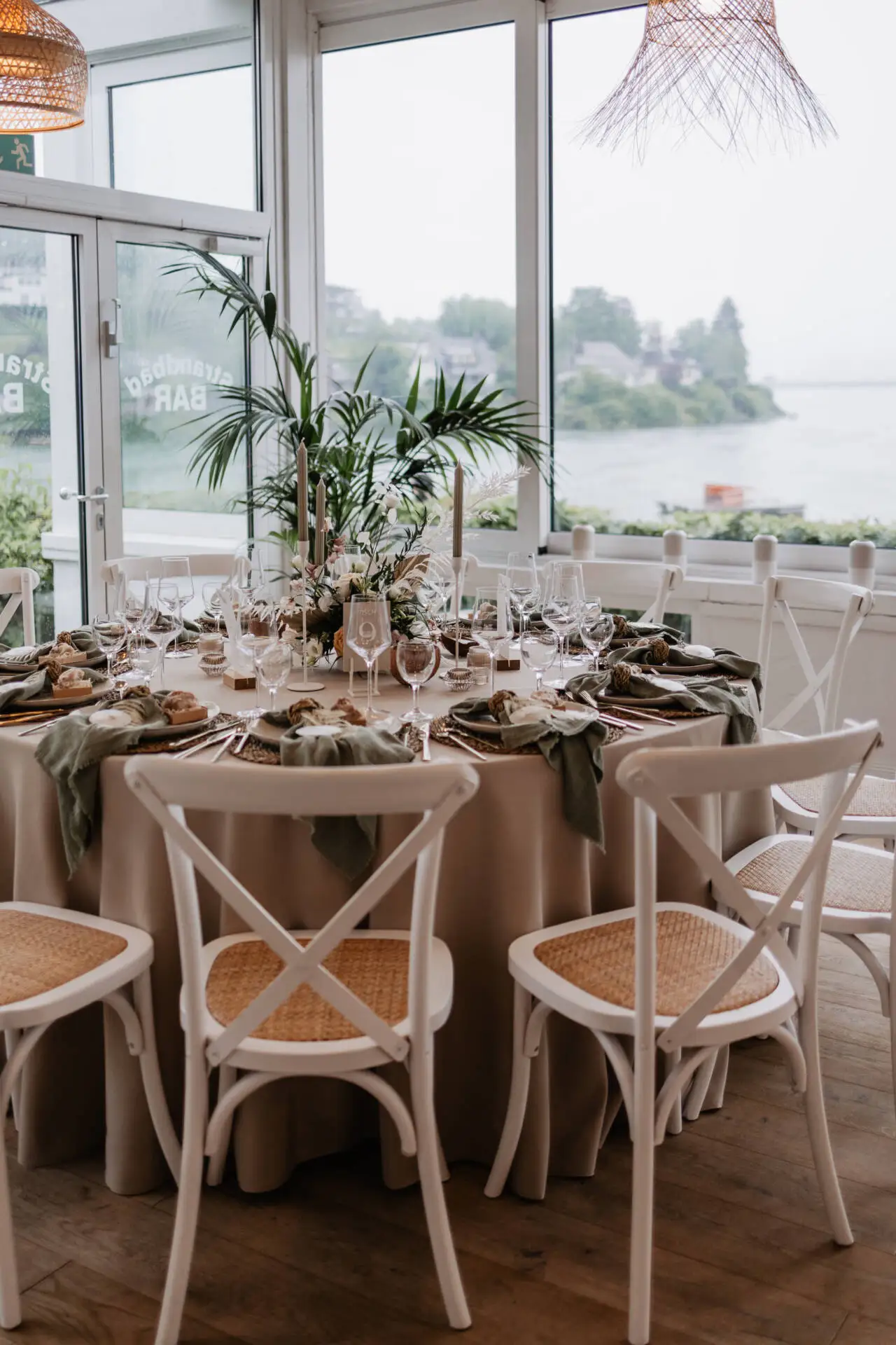 Elegant gedeckter Tisch mit Blumendekoration.