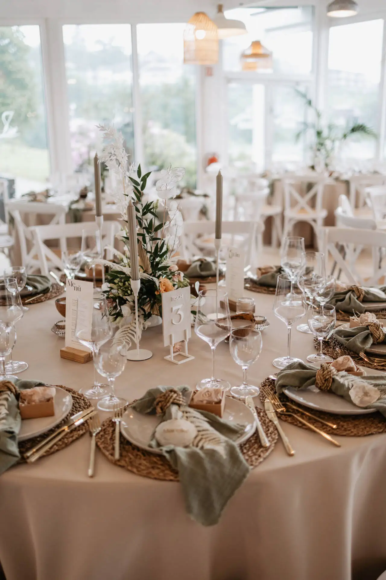 Elegante Hochzeitstafel mit Blumen und Kerzen.