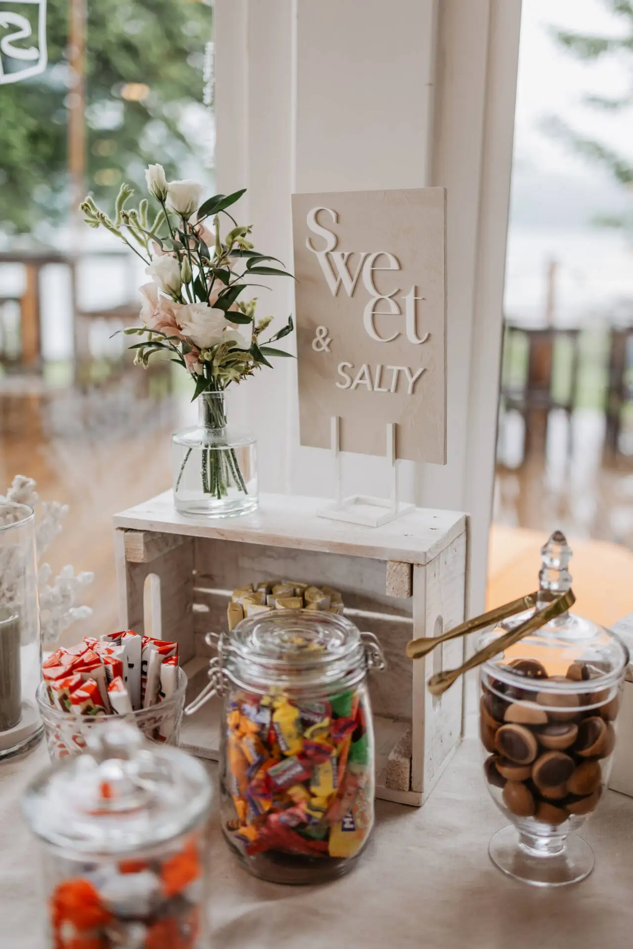 Süßigkeiten und Gebäck auf einem Tisch arrangiert.