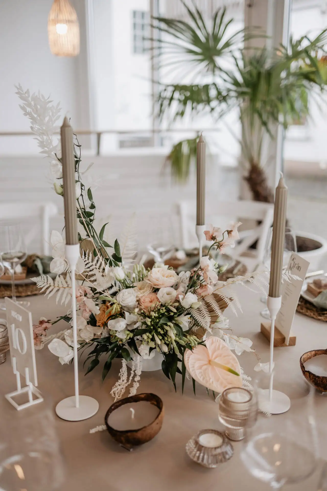 Elegante Tischdekoration mit Blumen und Kerzen.