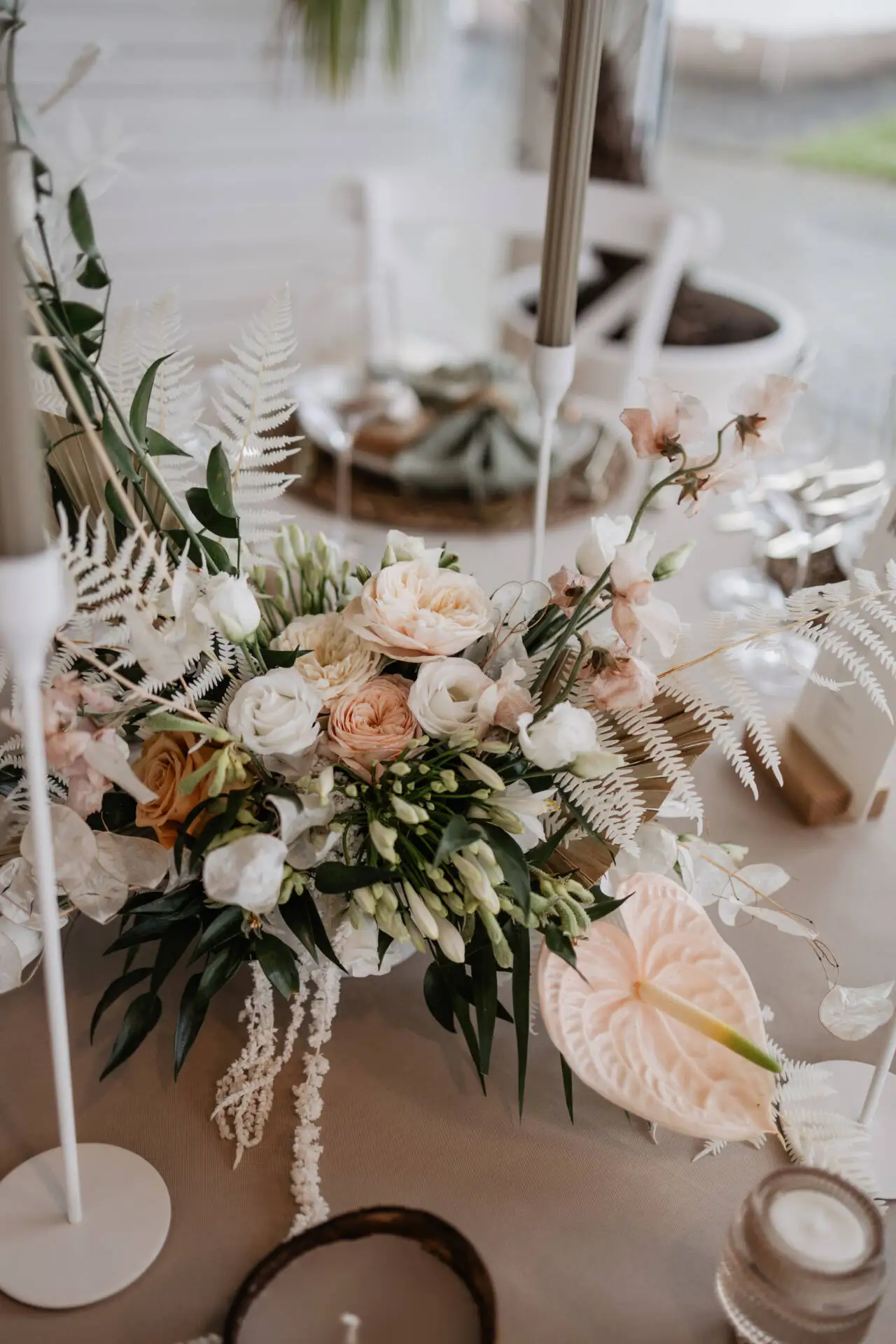 Elegantes Blumenarrangement auf Tischdeko