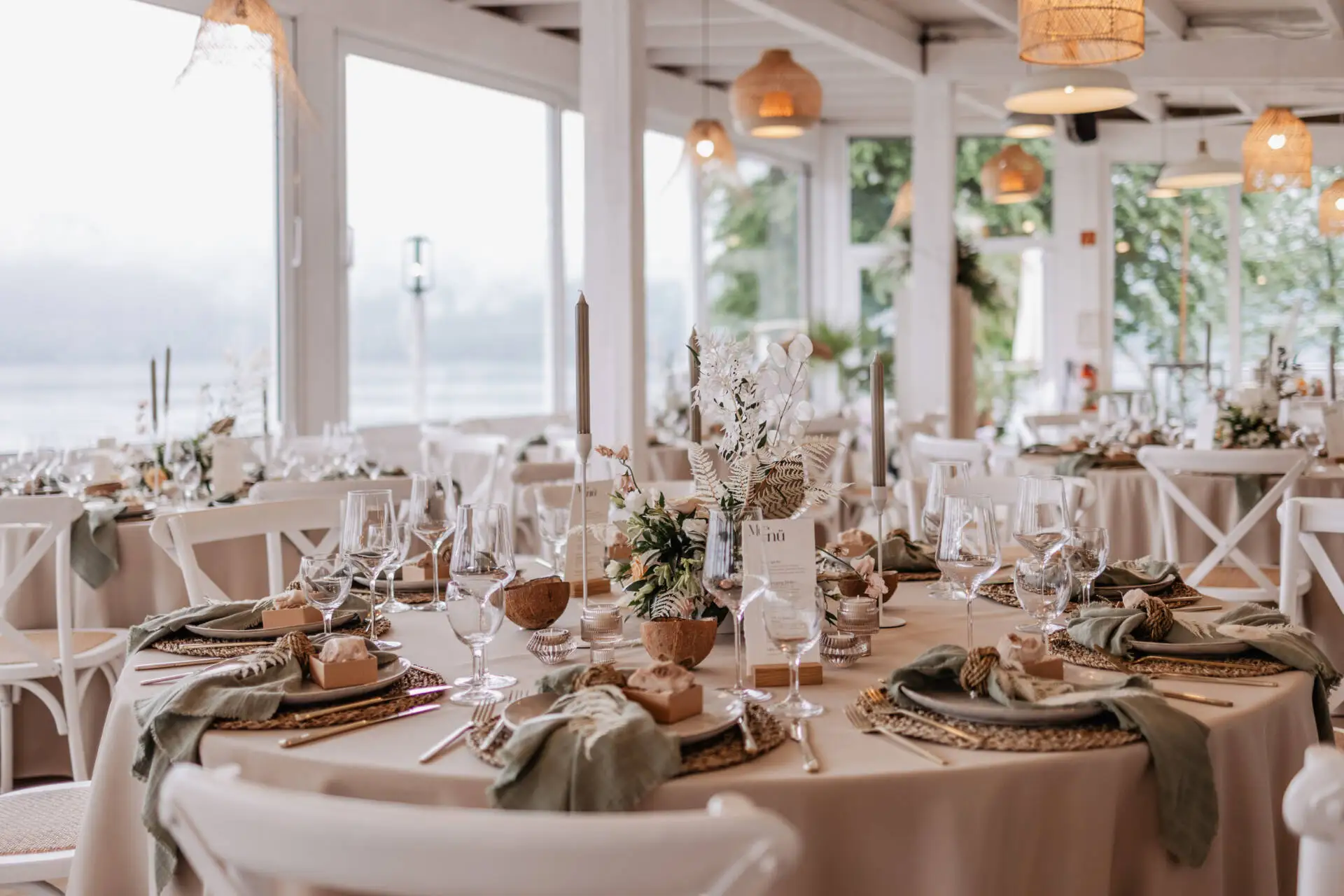Elegante Hochzeitstafel mit Blumen und Glasdekorationen.