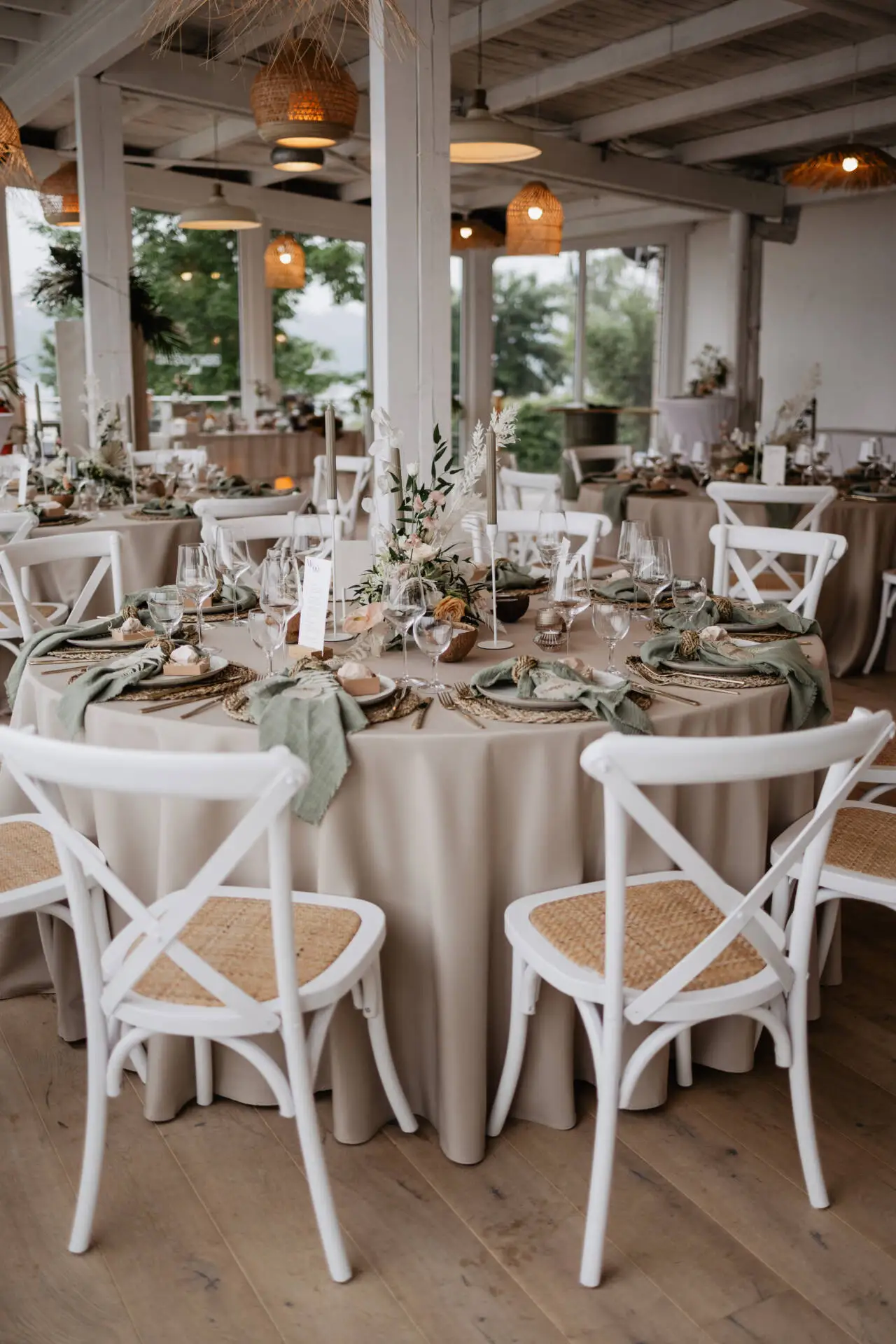 Elegante Hochzeitstische mit Dekoration.