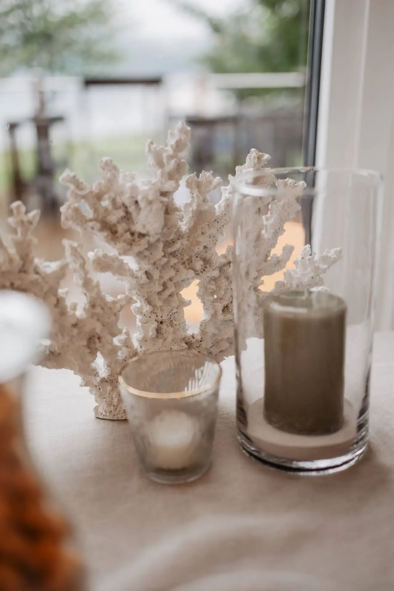 Dekoration mit Kerzen und weißer Koralle