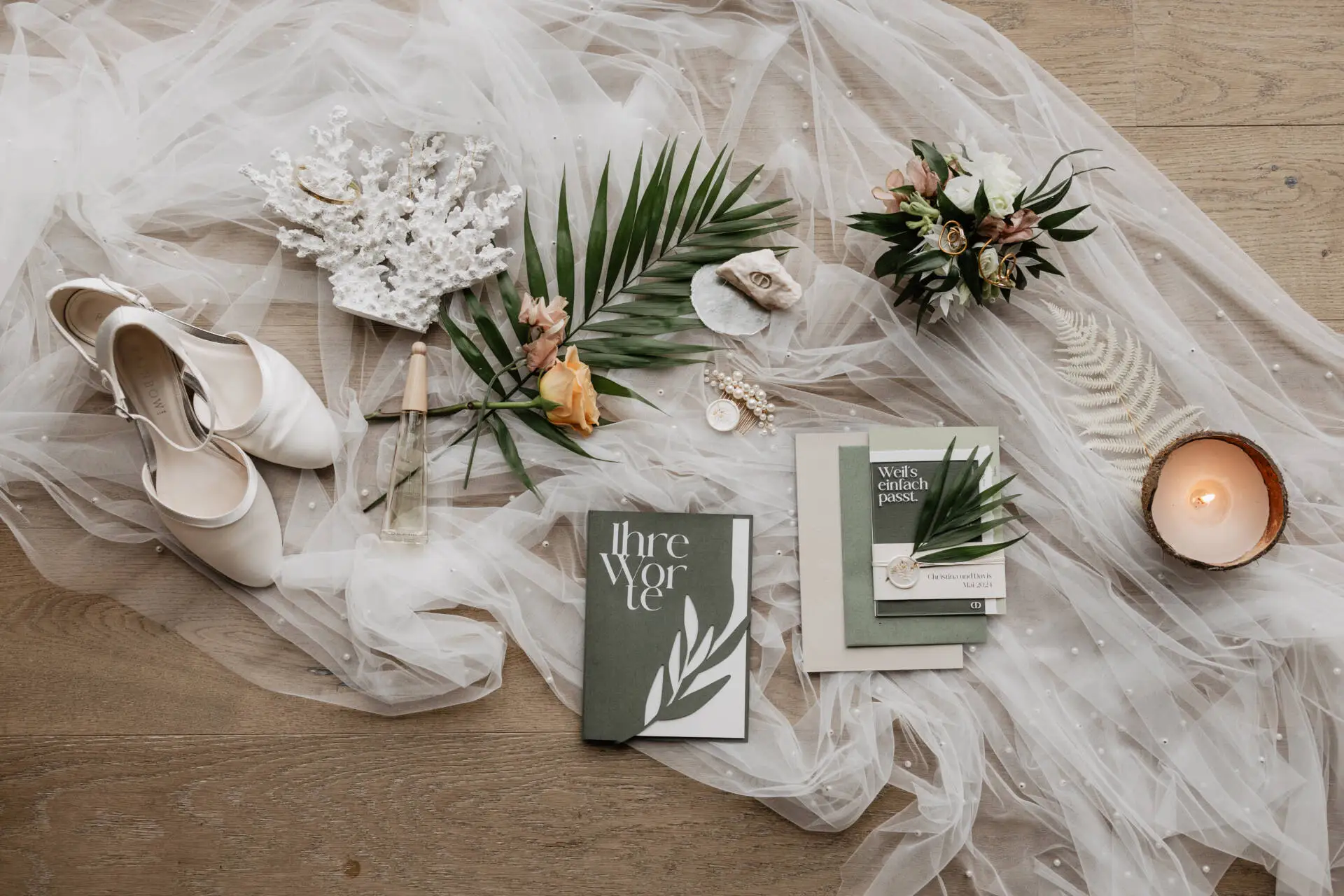 Hochzeitsdeko mit Schleier und Blumen