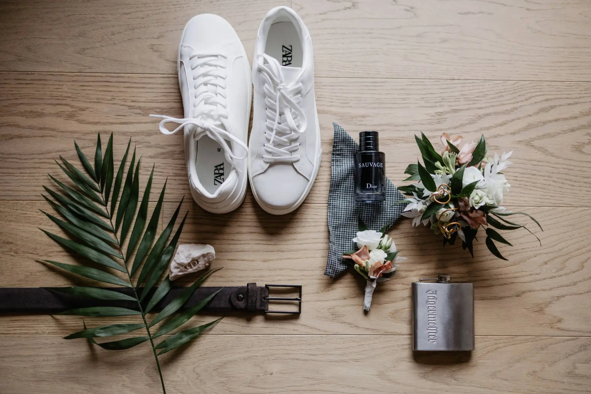 Hochzeitsaccessoires auf Holzboden arrangiert