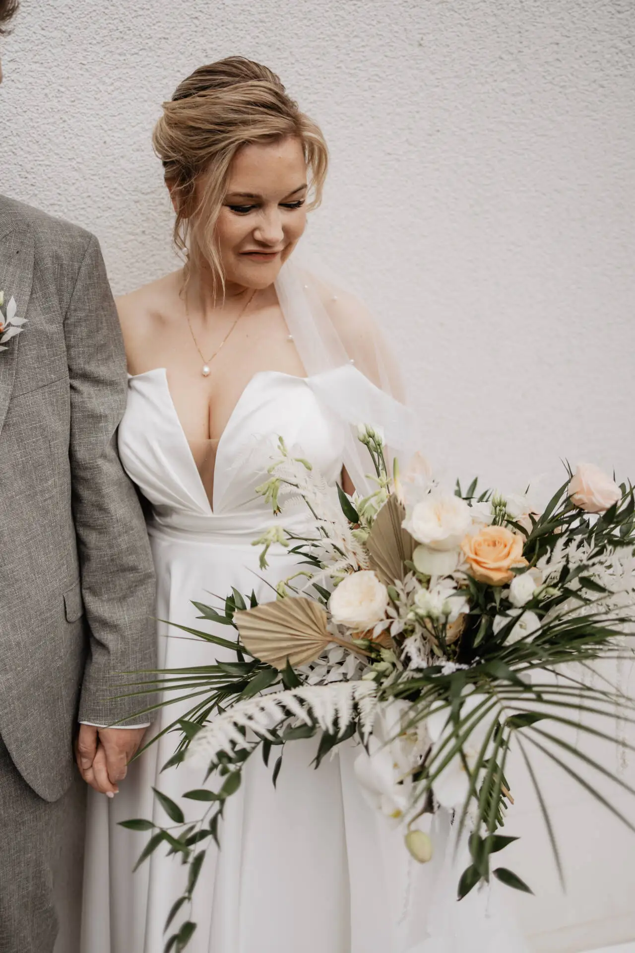 Braut lächelt mit Blumenstrauß