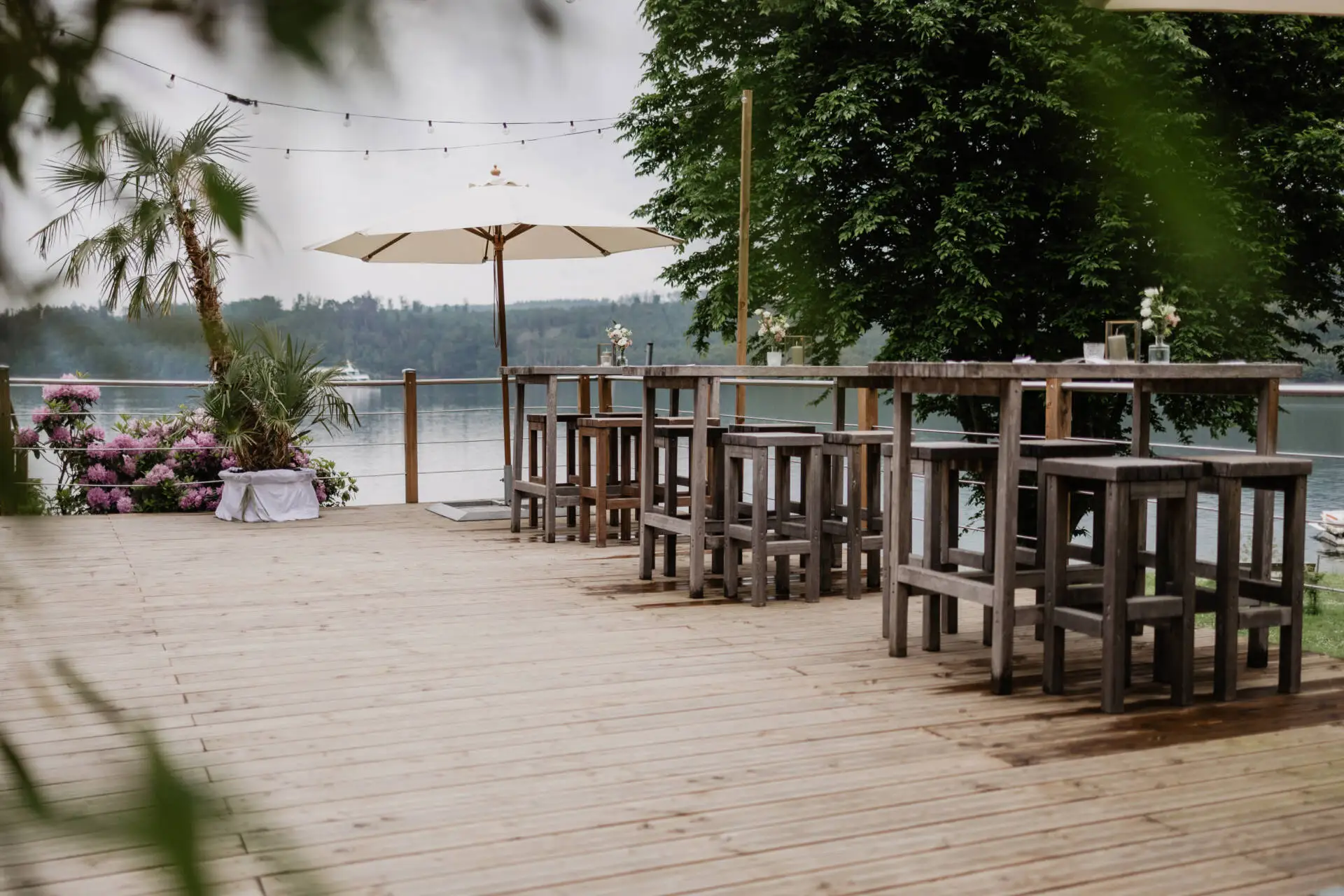 Holzterrasse mit Seeblick und Sitzbereich
