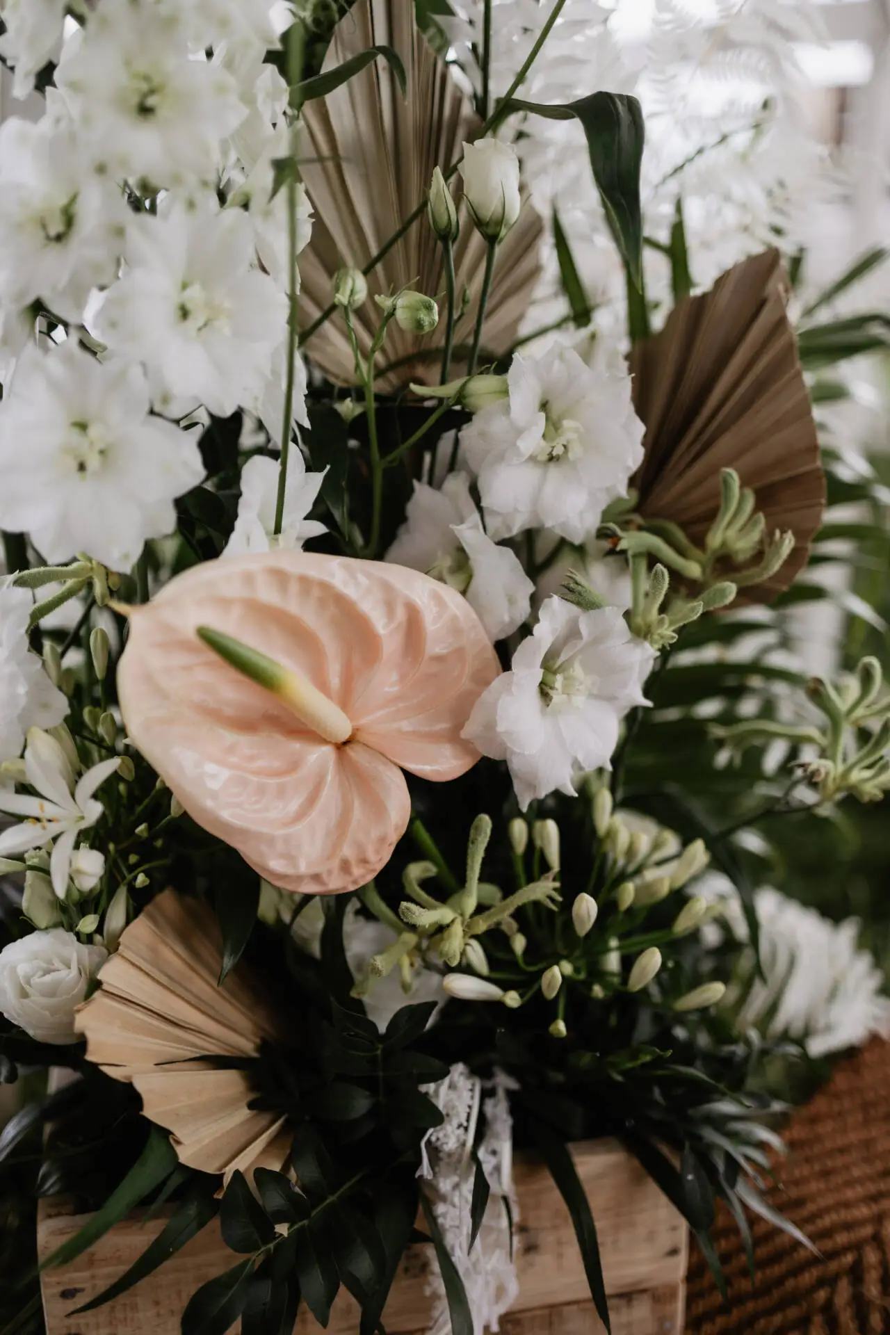 Blumenstrauß mit weißen und rosafarbenen Blumen