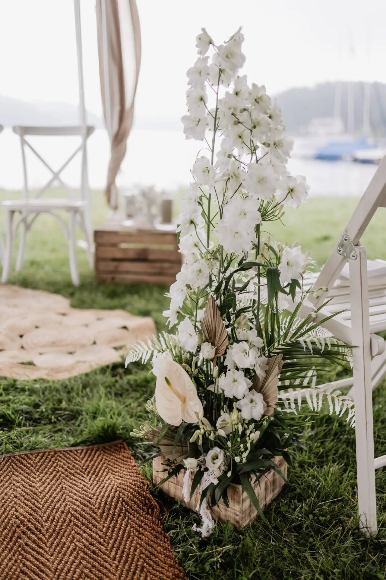 Weiße Blumenarrangement auf grünem Rasen, draußen.