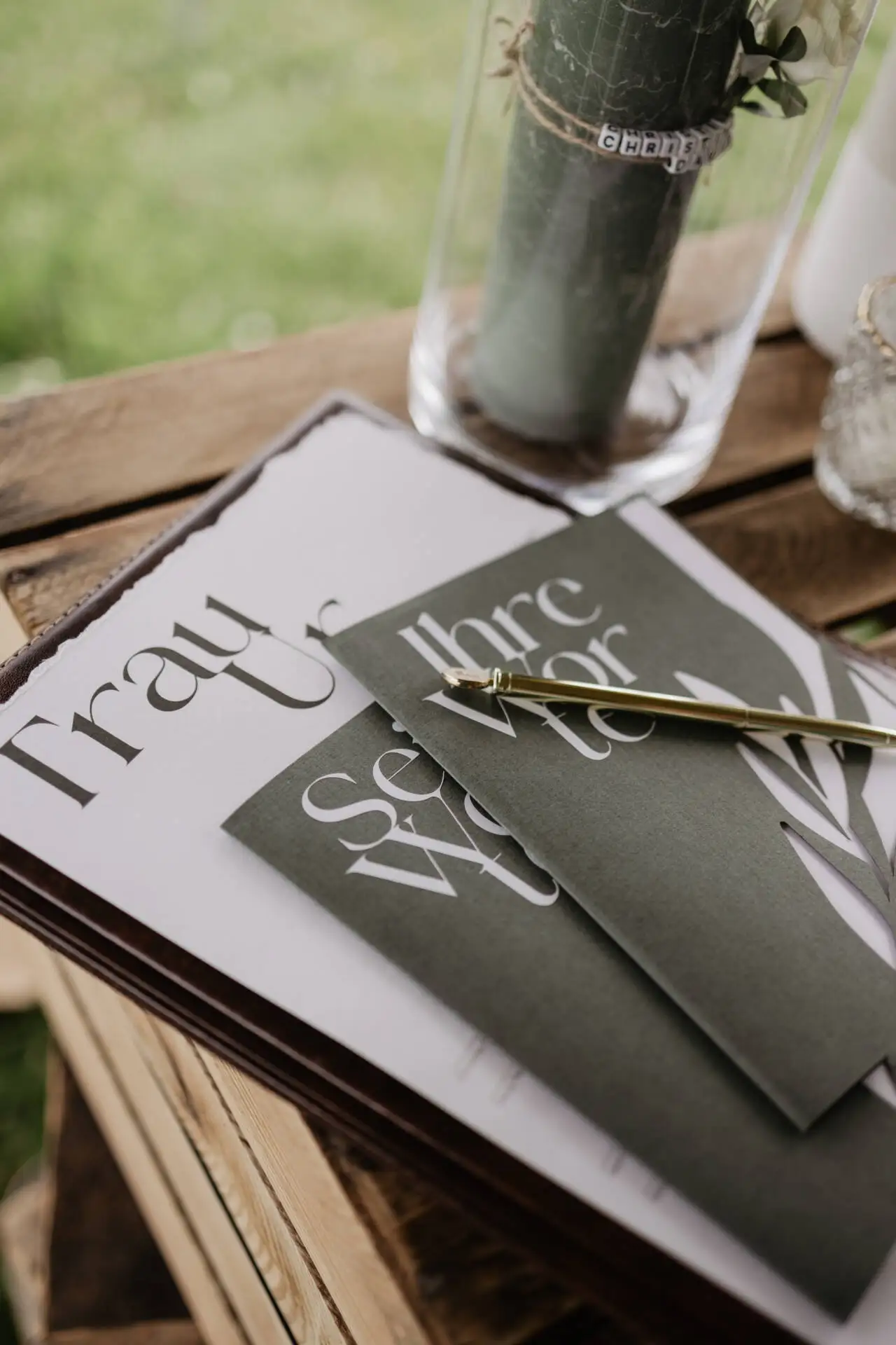 Hochzeitskarte mit Stift auf Holztisch