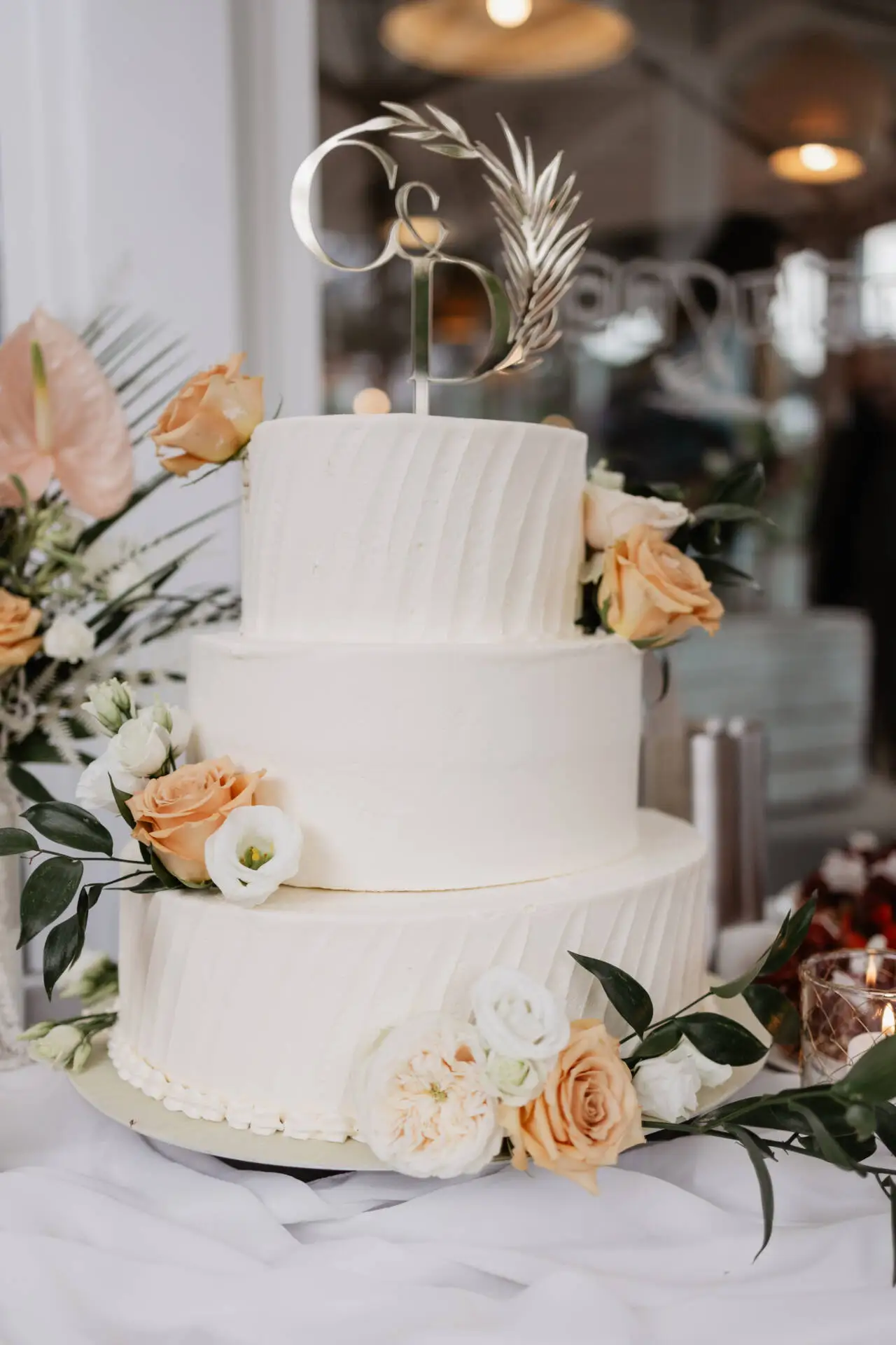 Weiße Hochzeitstorte mit Blumen und Dekoration